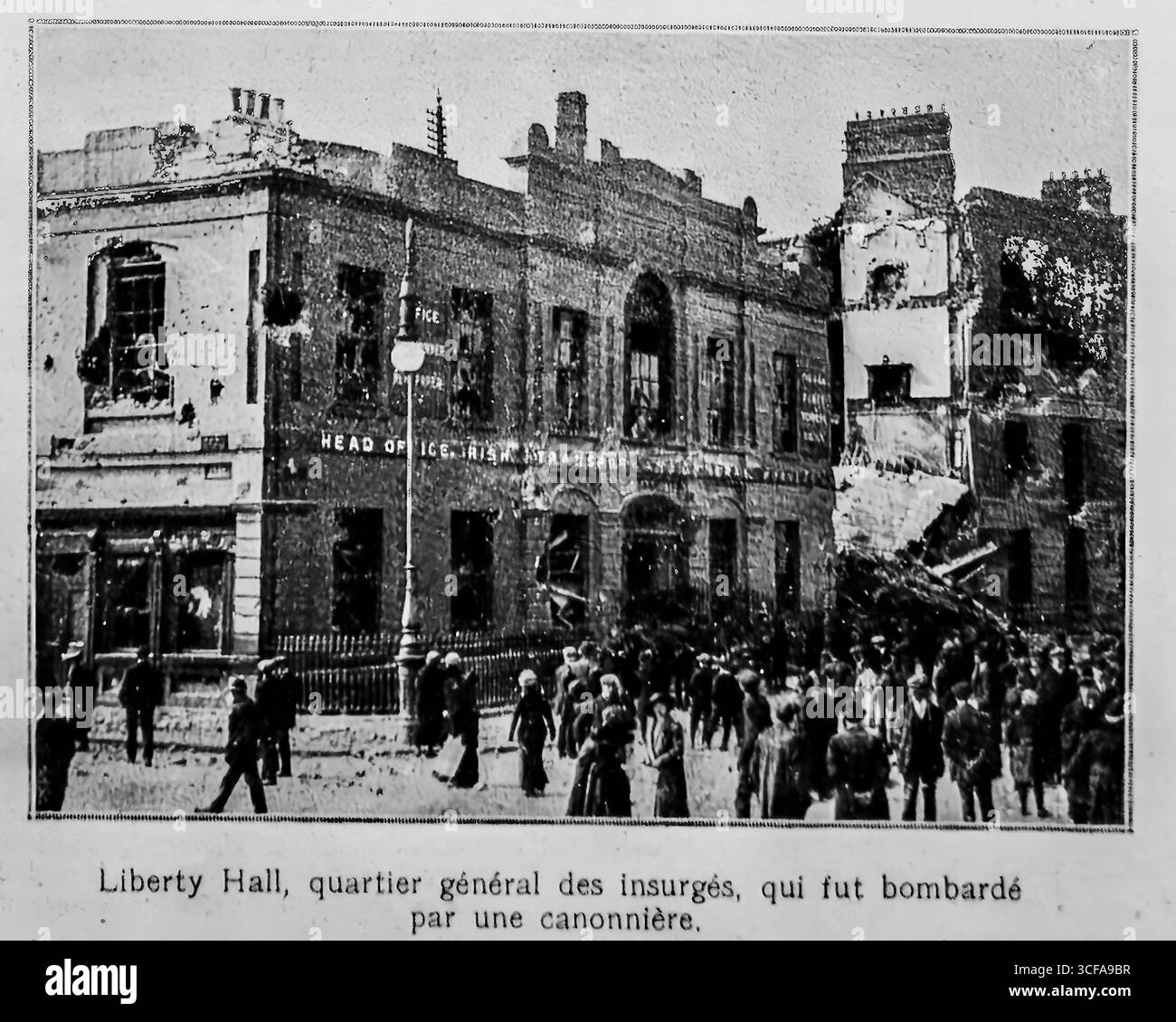 Fotografia di Liberty Hall, quartier generale dell'Irish Citizen Army e un sito rivoluzionario chiave, dopo i bombardamenti britannici durante la rivolta di Pasqua del 1916. Gravemente danneggiata, la Liberty Hall era stata un simbolo del lavoro irlandese e dell'attivismo repubblicano sotto James Connolly. I suoi bombardamenti e la sua distruzione rappresentarono sia la repressione della ribellione che la presa di mira dei punti di riferimento rivoluzionari di Dublino Foto Stock