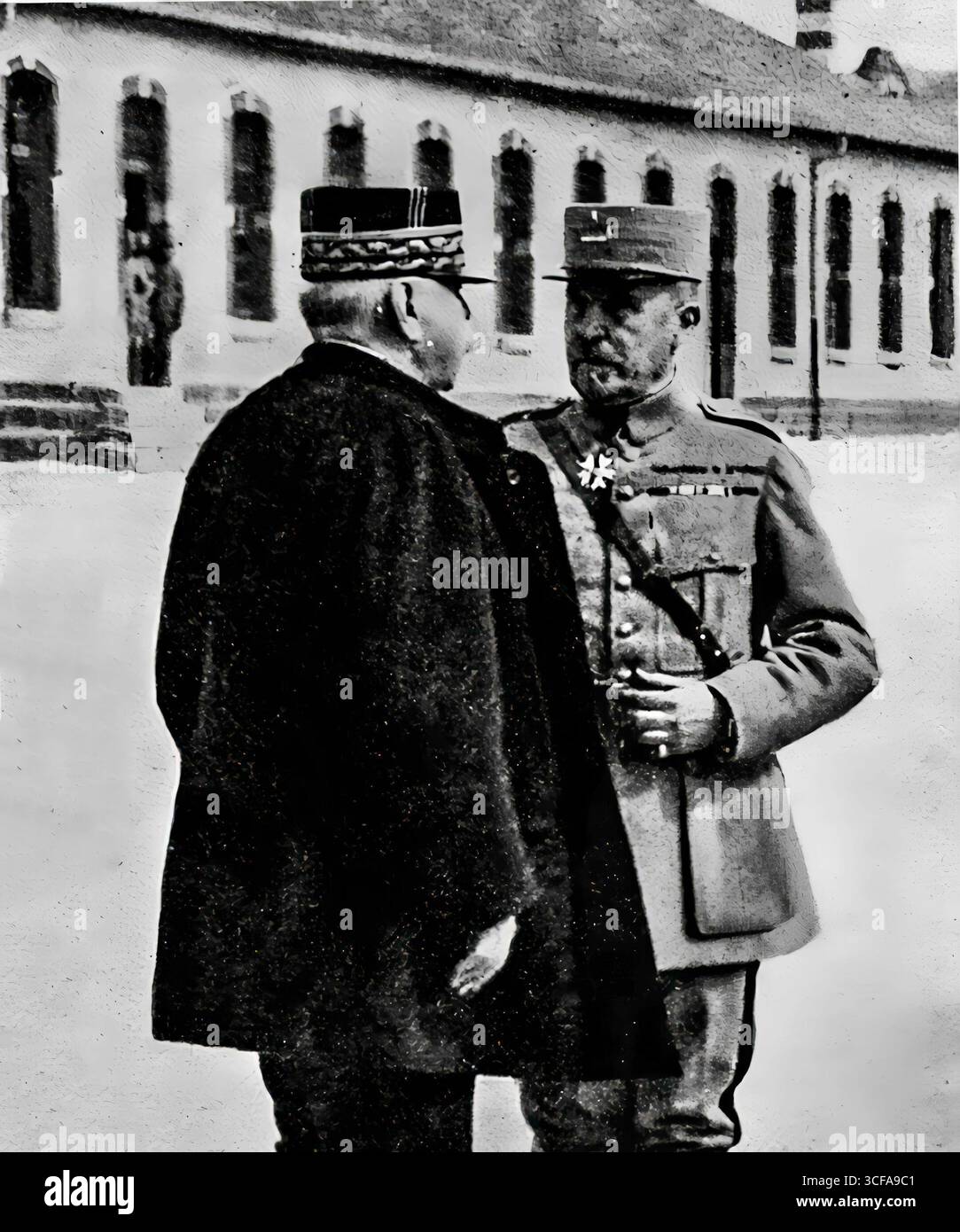 Fotografia del generale Joseph Joffre e del generale Robert Nivelle durante la battaglia di Verdun, pubblicata su l'Illustration il 13 maggio 1916. L'immagine cattura un momento chiave nella leadership militare francese, quando Nivelle succedette al generale de Langle de Cary al comando delle operazioni. Joffre, come Comandante in Capo, è visto con Nivelle, che divenne presto importante per il suo ruolo nella campagna di Verdun durante la prima guerra mondiale Foto Stock