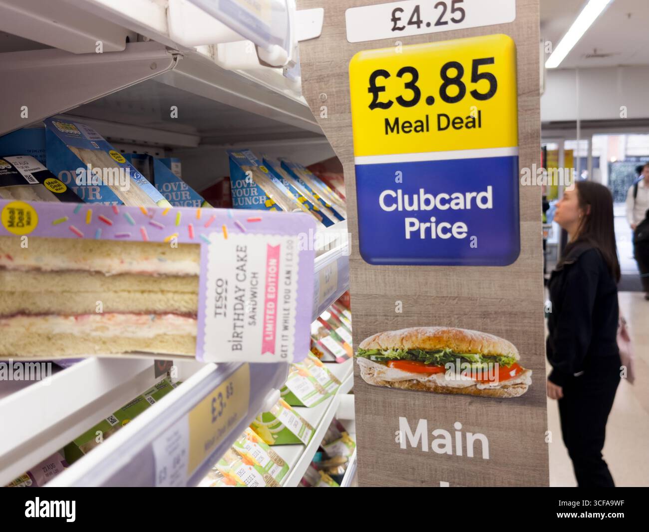 Londra, Regno Unito – 21 agosto 2025: Acquisto di pasti. Tesco ha aumentato il prezzo del suo popolare affare pasto di 25 pence a 3,85 sterline, in coincidenza con l'ultimo aumento del tasso di inflazione nel Regno Unito al 3,8%, leggermente superiore a quanto previsto dagli esperti. Credito: Glosszoom/Alamy Live News. Foto Stock