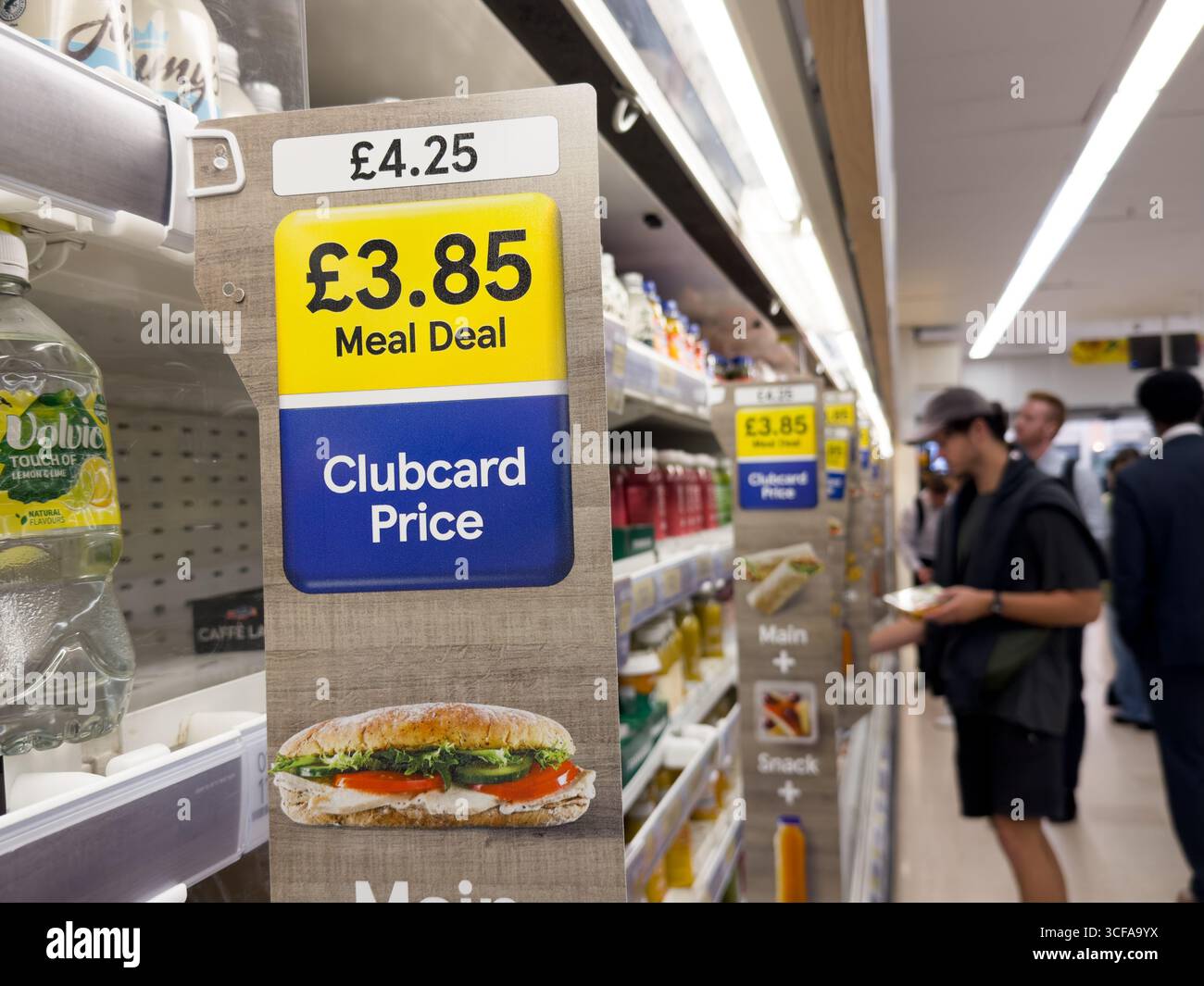 Londra, Regno Unito – 21 agosto 2025: Tesco ha aumentato il prezzo del suo popolare affare pasto di 25 pence a £ 3,85, in coincidenza con l'ultimo aumento del tasso di inflazione nel Regno Unito al 3,8%, leggermente superiore a quanto previsto dagli esperti. Credito: Glosszoom/Alamy Live News. Foto Stock
