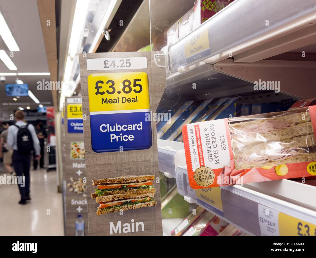 Londra, Regno Unito – 21 agosto 2025: Tesco ha aumentato il prezzo del suo popolare affare pasto di 25 pence a £ 3,85, in coincidenza con l'ultimo aumento del tasso di inflazione nel Regno Unito al 3,8%, leggermente superiore a quanto previsto dagli esperti. Credito: Glosszoom/Alamy Live News. Foto Stock