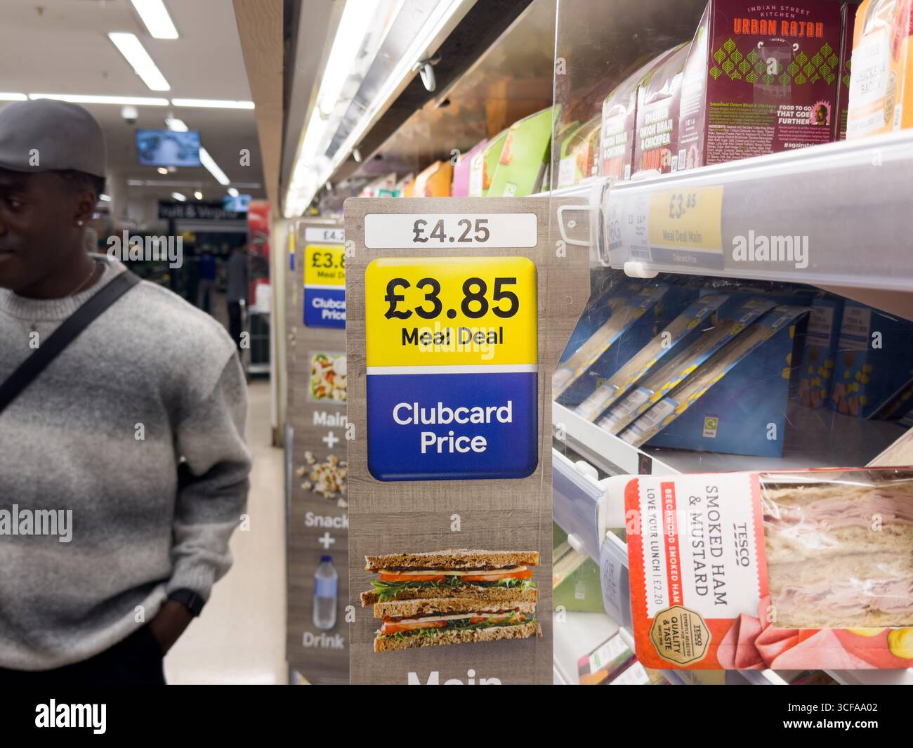 Londra, Regno Unito – 21 agosto 2025: Tesco ha aumentato il prezzo del suo popolare affare pasto di 25 pence a £ 3,85, in coincidenza con l'ultimo aumento del tasso di inflazione nel Regno Unito al 3,8%, leggermente superiore a quanto previsto dagli esperti. Credito: Glosszoom/Alamy Live News. Foto Stock