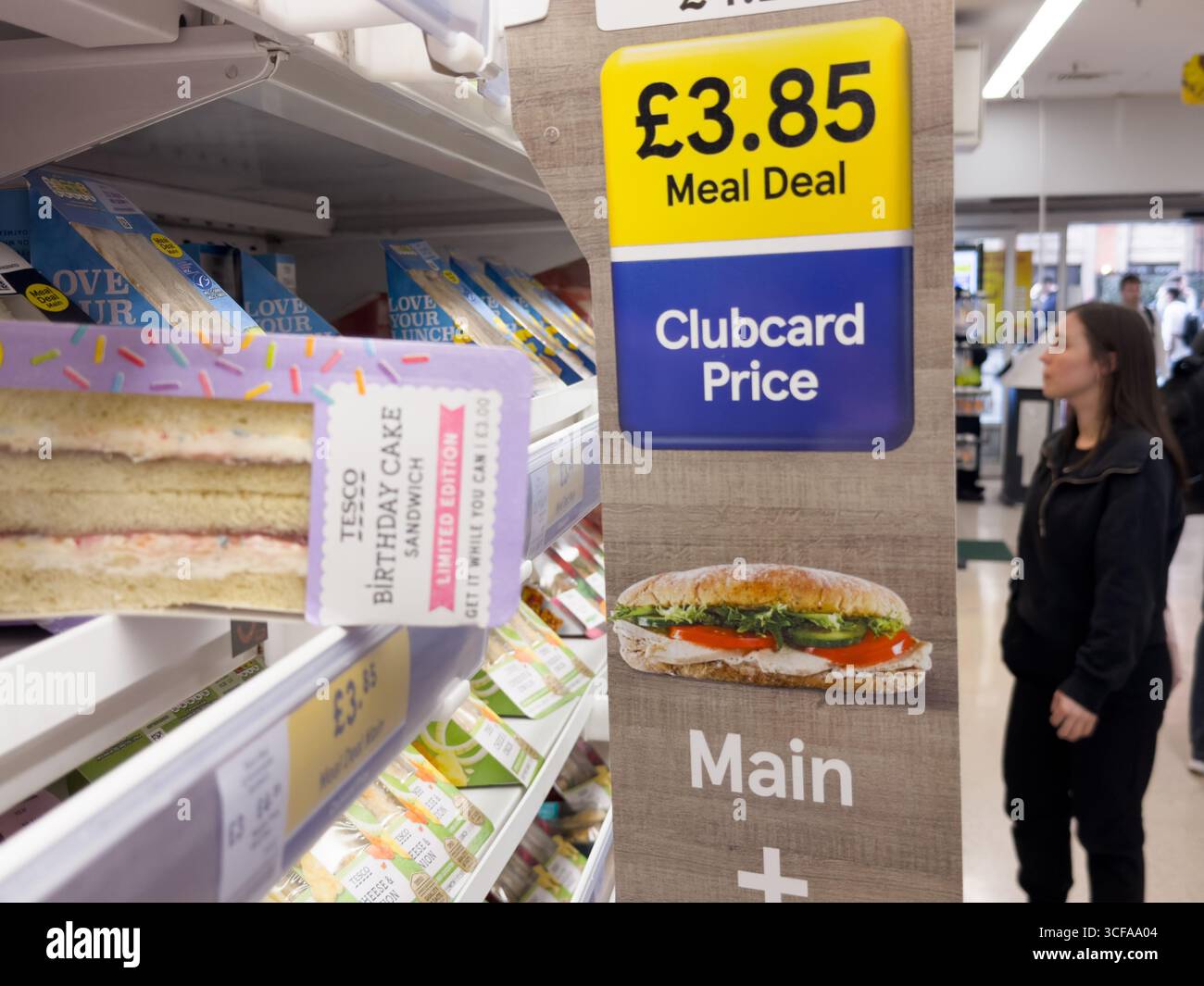 Londra, Regno Unito – 21 agosto 2025: Tesco ha aumentato il prezzo del suo popolare affare pasto di 25 pence a £ 3,85, in coincidenza con l'ultimo aumento del tasso di inflazione nel Regno Unito al 3,8%, leggermente superiore a quanto previsto dagli esperti. Credito: Glosszoom/Alamy Live News. Foto Stock
