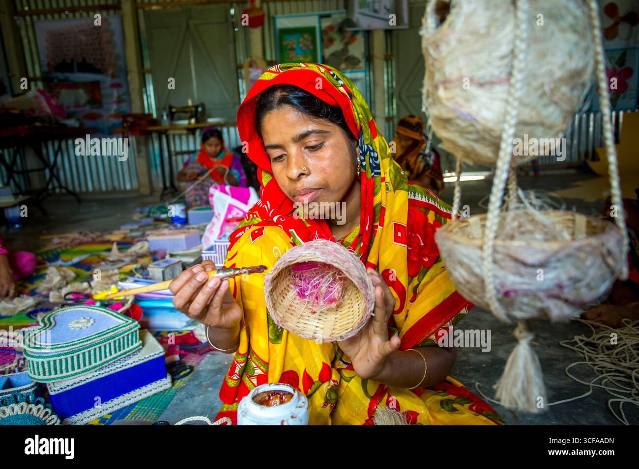 Bangladesh – 14 maggio 2018: Le donne artigiane stanno facendo nidi d'uccello in vetrina utilizzando su fibra di ananas a Madhupur, Tangail. Foto Stock
