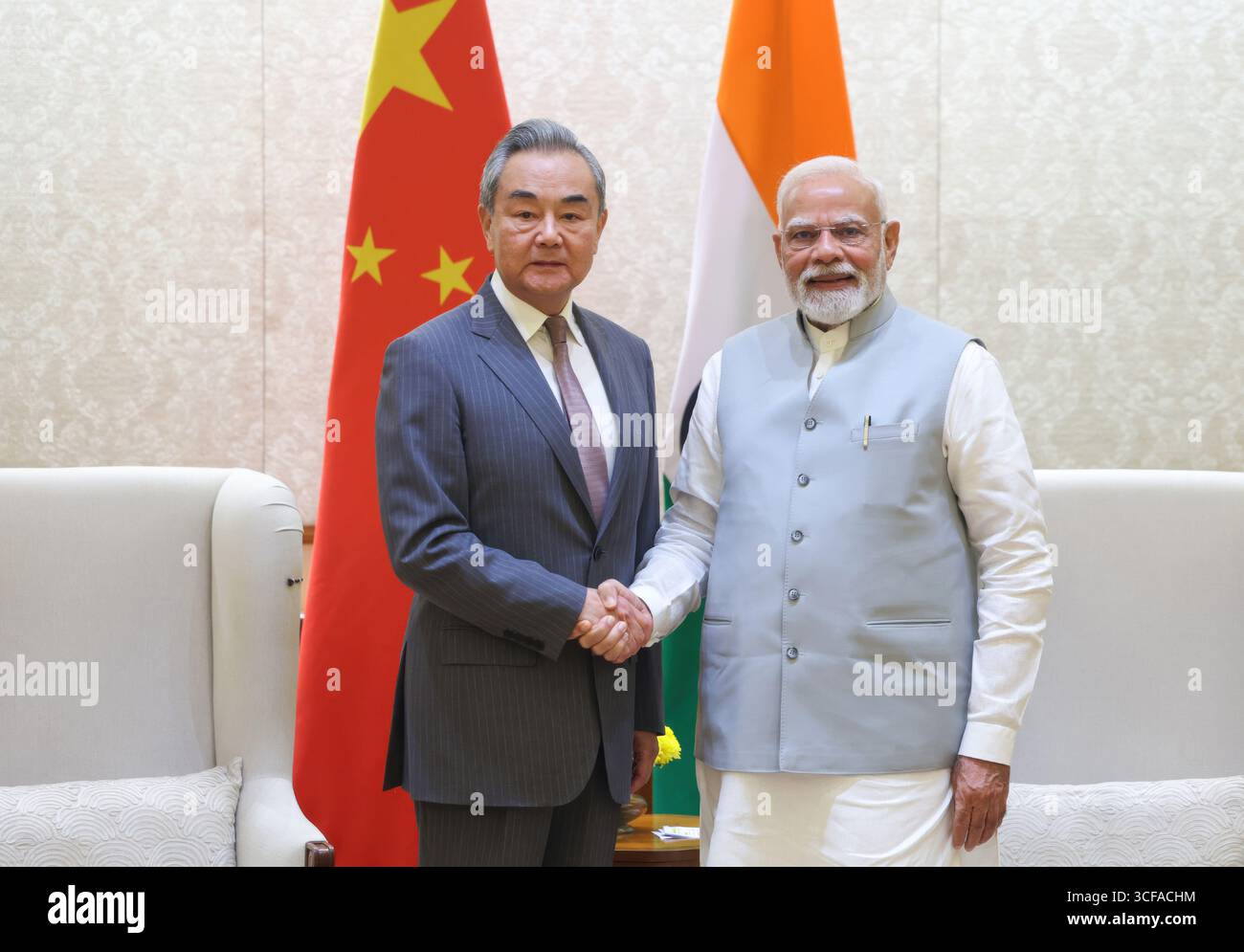 Nuova Delhi, India. 19 agosto 2025. Il primo ministro indiano Narendra modi, a destra, dà il benvenuto al ministro degli Esteri cinese Wang Yi, a sinistra, prima dell’inizio di una riunione bilaterale presso la residenza del primo ministro, il 19 agosto 2025 a nuova Delhi, India. I due discussero di mantenere la pace nella ricerca di una soluzione alla disputa di confine in Ladakh. Credito: PIB/Ufficio informazioni stampa/Alamy Live News Foto Stock