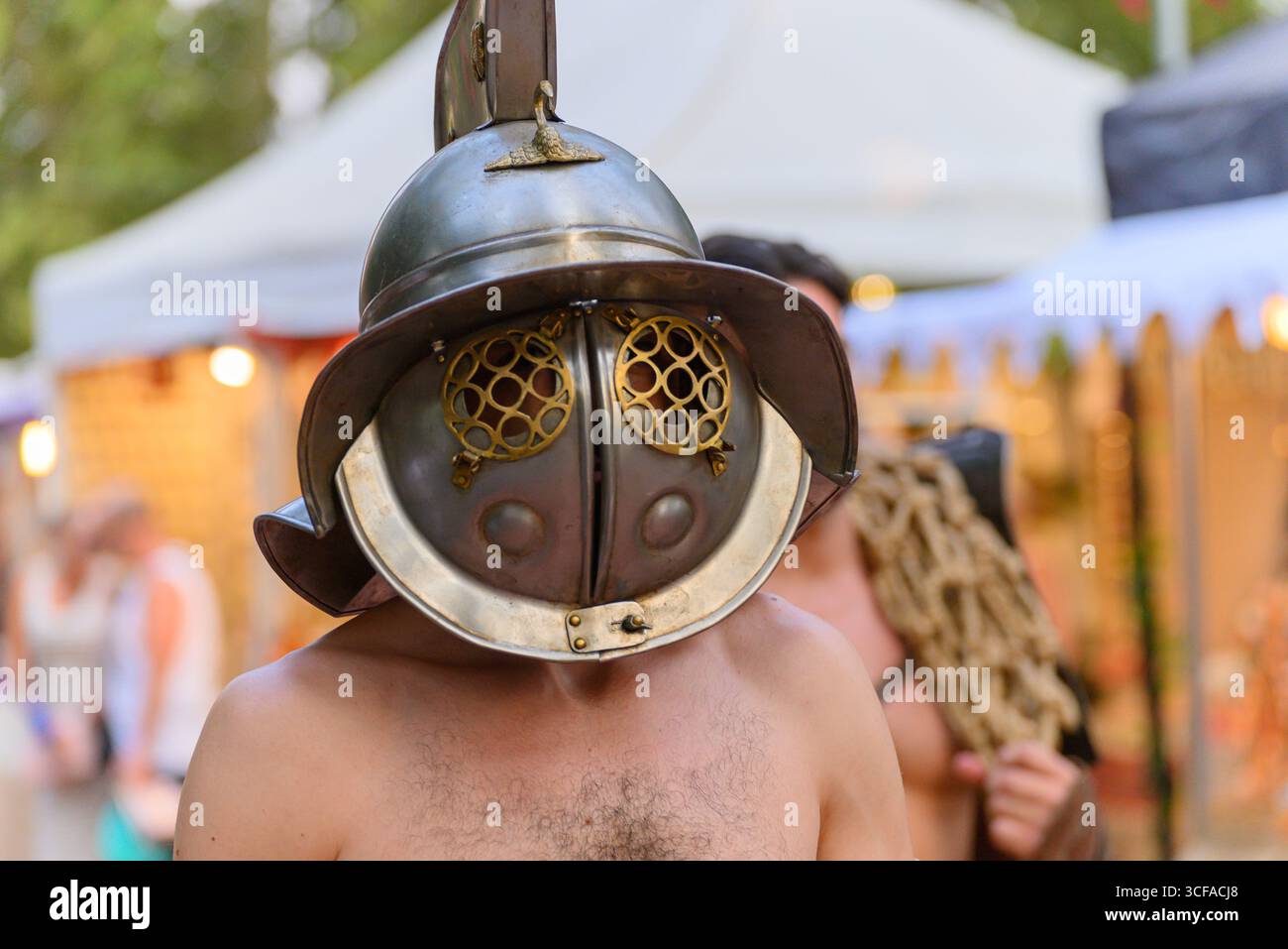 Primo piano di un casco di Murmillo Gladiator. Concepire l'accuratezza storica della rievocazione. Foto Stock