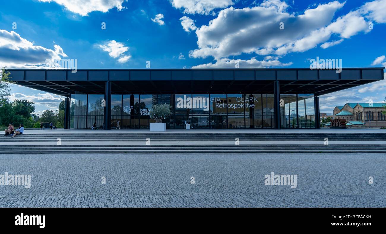 Vista simmetrica grandangolare della Neue Nationalgalerie di Berlino, un capolavoro modernista di Ludwig Mies van der Rohe. Foto Stock