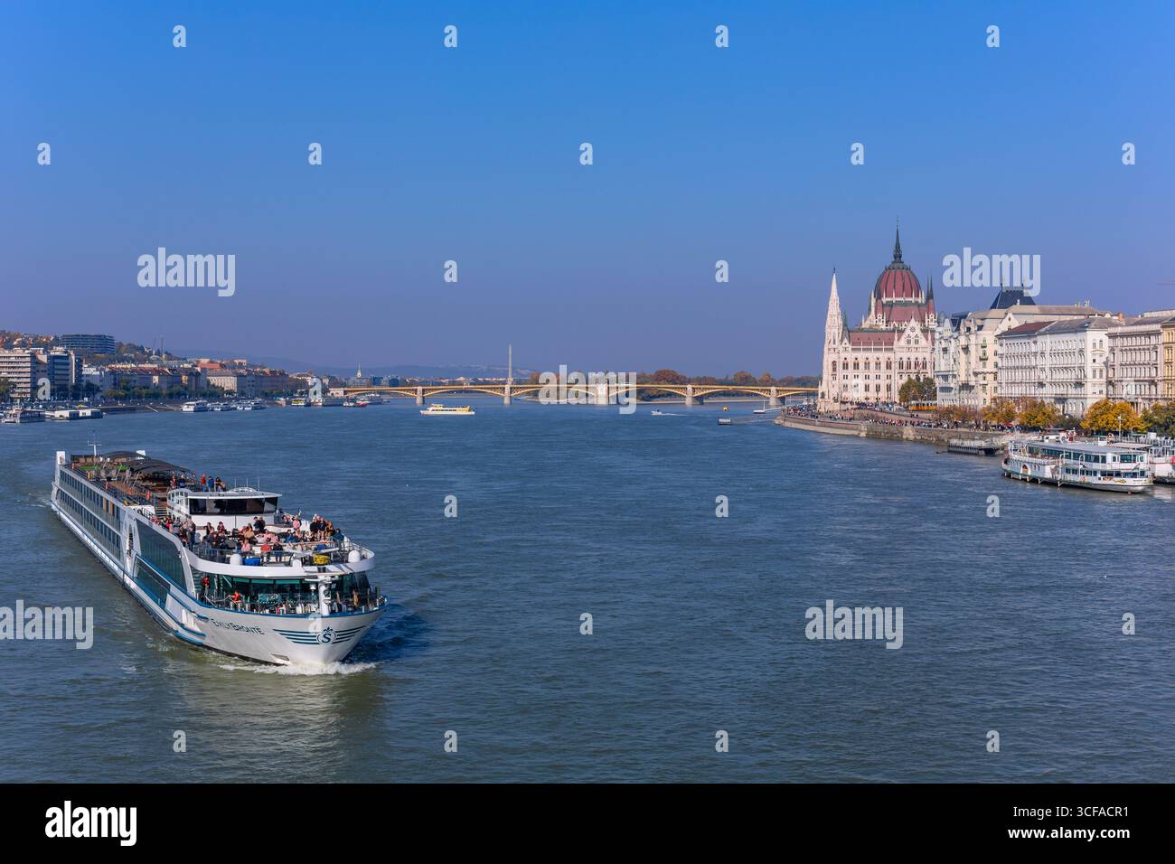 Budapest, Ungheria: 26 ottobre 2024: Parlamento di Budapest visto sul Danubio. Budapest, Ungheria Foto Stock