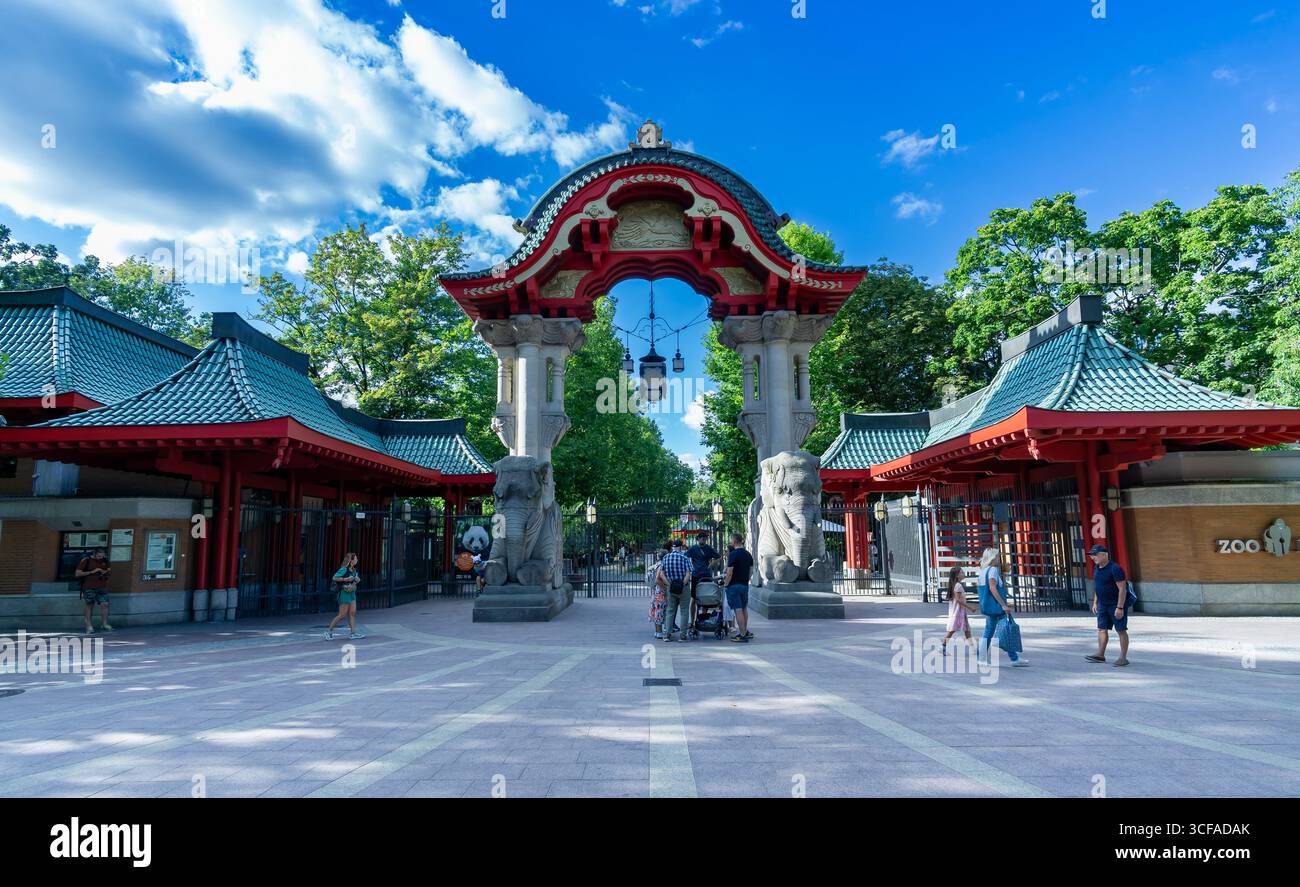 Vista panoramica della storica porta dell'Elefante, ingresso principale dello zoo di Berlino, con i visitatori in una giornata di sole. Zoologischer Garten, giardino zoologico. Foto Stock