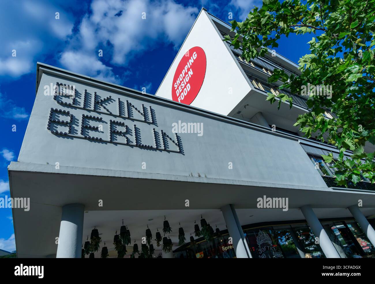 Bikini Berlin, centro commerciale esterno con architettura e design moderni. Foto Stock
