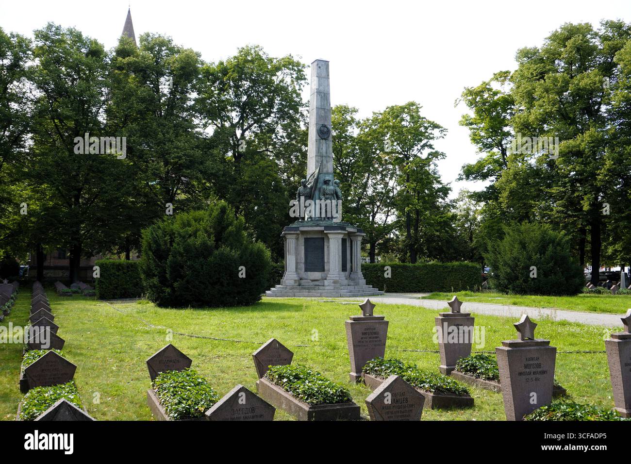 Il cimitero commemorativo sovietico (Sowjetischer Ehrenfriedhof) a Bassinplatz Potsdam onora i soldati russi nella seconda guerra mondiale con una colonna e una statua Foto Stock