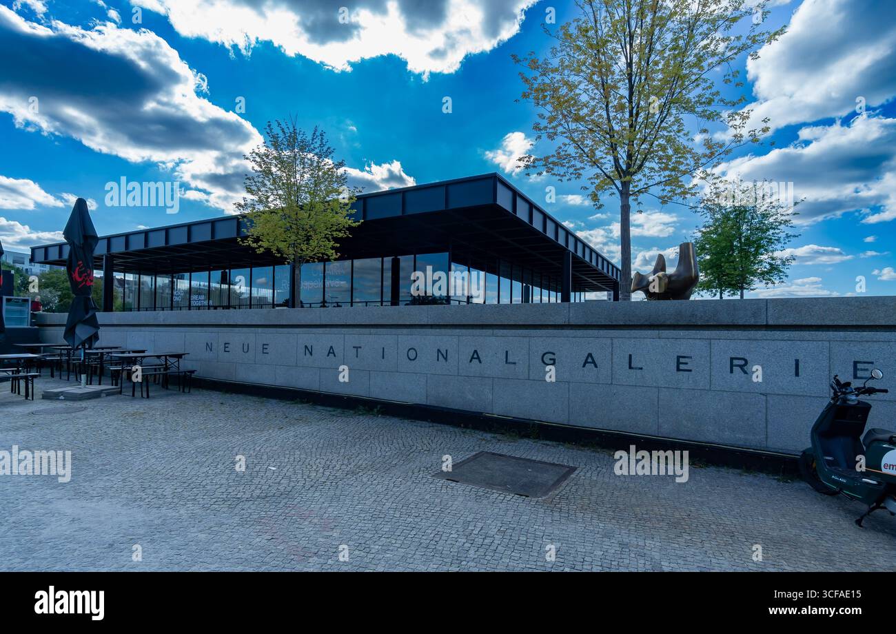 Neue Nationalgalerie di Berlino con architettura modernista e un suggestivo cielo estivo. Foto Stock