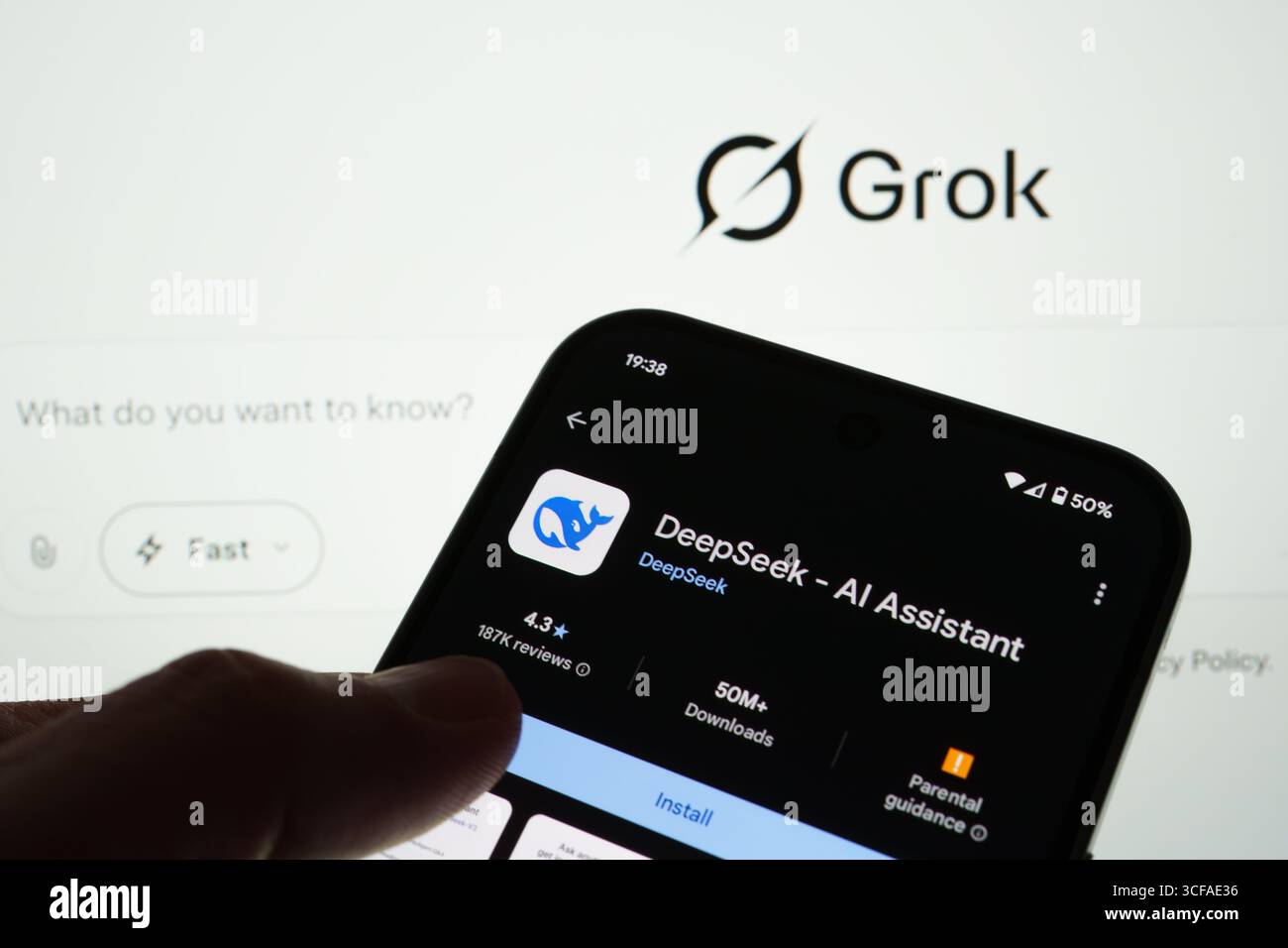 Elenco app DeepSeek ai Assistant su Google Play visualizzato sullo smartphone con pulsante di installazione, classificazione e interfaccia in modalità buia. Stafford, Regno Unito, Au Foto Stock