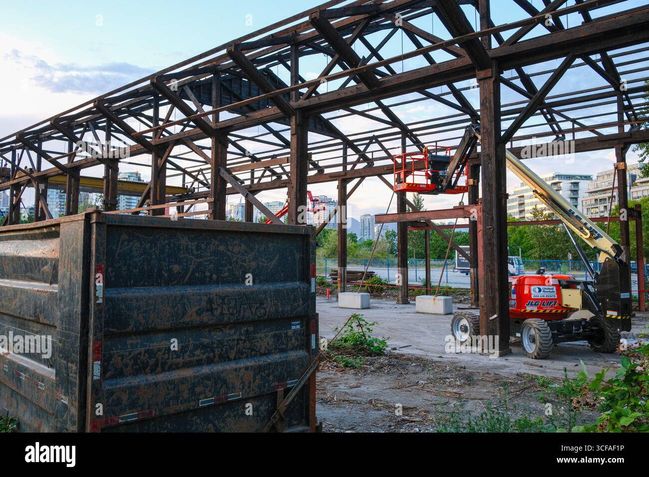 Lo smantellamento dell'edificio 1st Ave Plant nell'Olympic Village, Vancouver, BC. Foto Stock