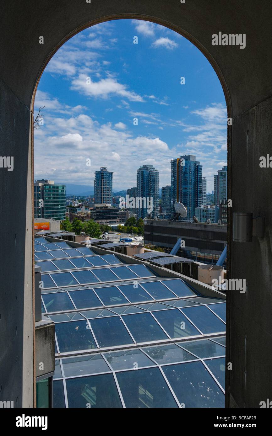 Un arco che si affaccia sui pannelli solari presso la Vancouver Public Library di Vancouver, British Columbia. Foto Stock