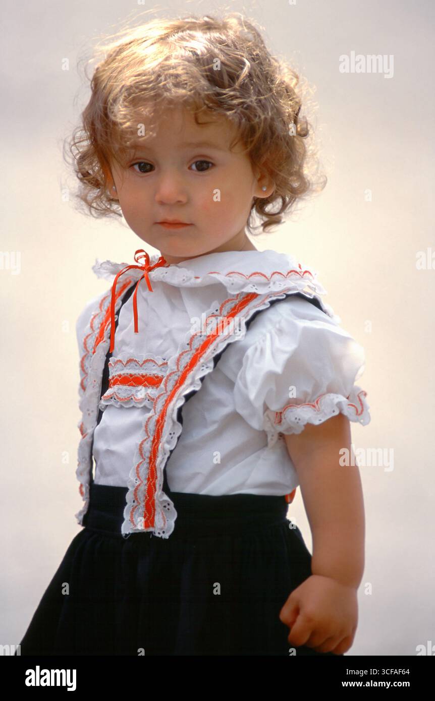 Cloverdale, Tillamook County, Oregon, U.S.A. Ragazza caucasica con capelli castani vestito in stile svizzero abito con pizzo. Ella è con lo svizzero Associati Foto Stock