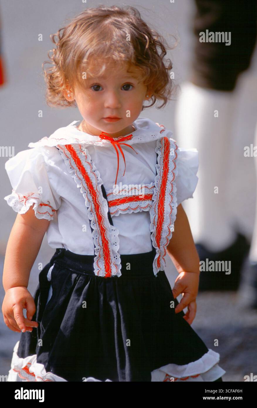 Cloverdale, Tillamook County, Oregon, U.S.A. Ragazza caucasica con capelli castani vestito in stile svizzero abito con pizzo. Ella è con lo svizzero Associati Foto Stock
