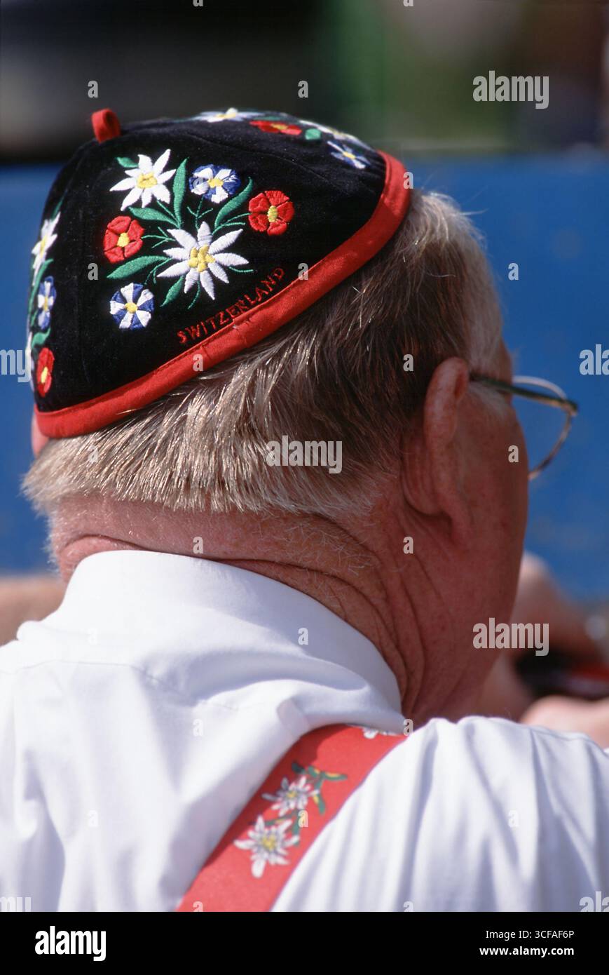 Cloverdale, Tillamook County, Oregon, U.S.A. Il retro di un uomo che indossa un skulcap floreale che è decorato in uno stile Svizzero. Egli è con lo svizzero Assoc Foto Stock