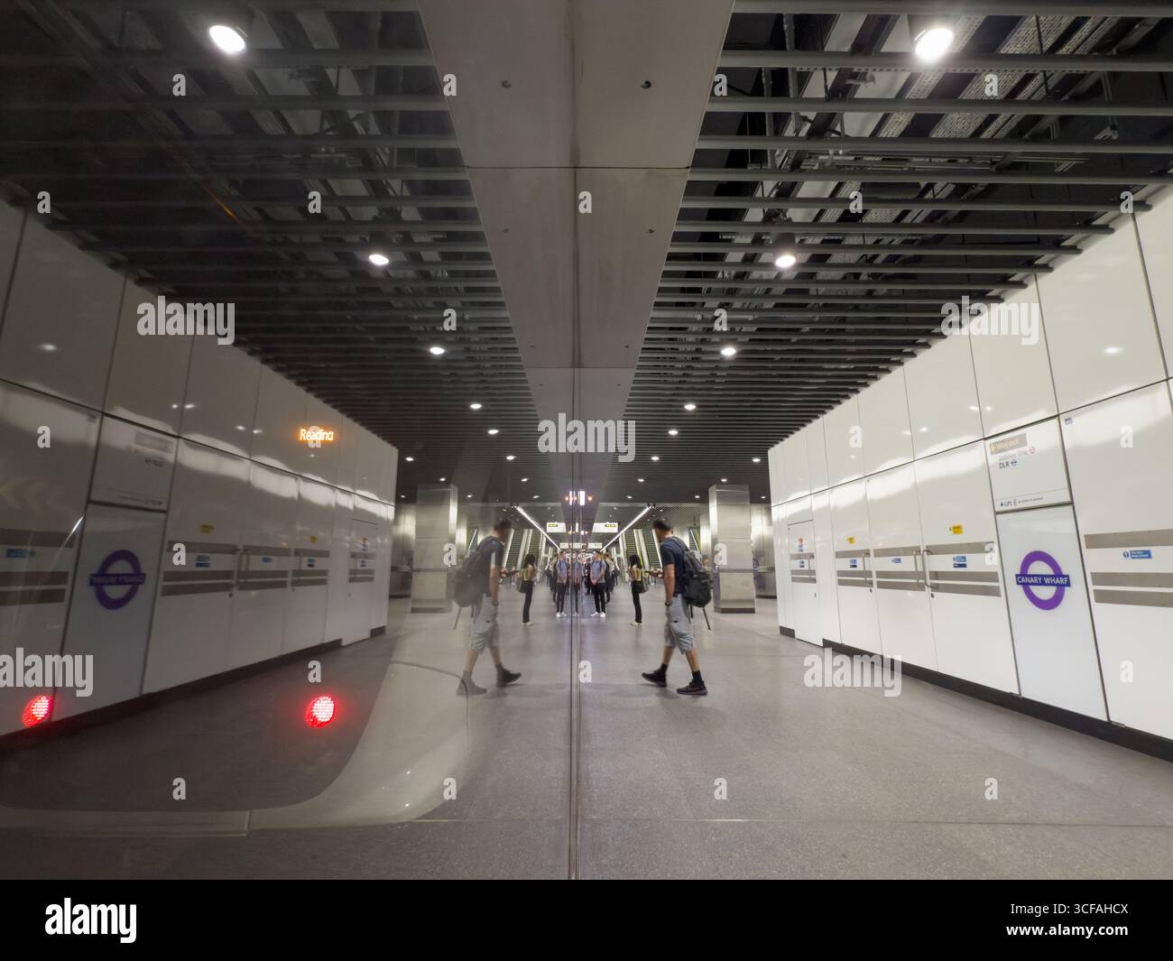 I passeggeri salgono a bordo del treno Elizabeth Line alla stazione della metropolitana di Londra Foto Stock