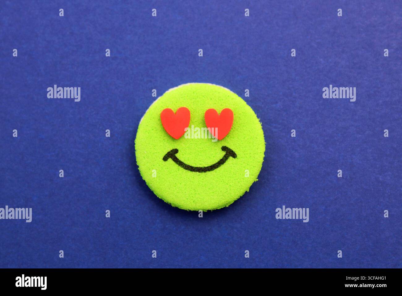 Faccia felice con occhi a forma di cuore Foto Stock