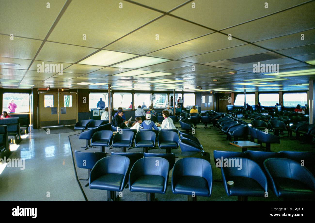 Area salotto sul Washington State Ferry Spokane da Seattle a Bainbridge, Elliott Bay, Seattle, King County, Washington USA Foto Stock