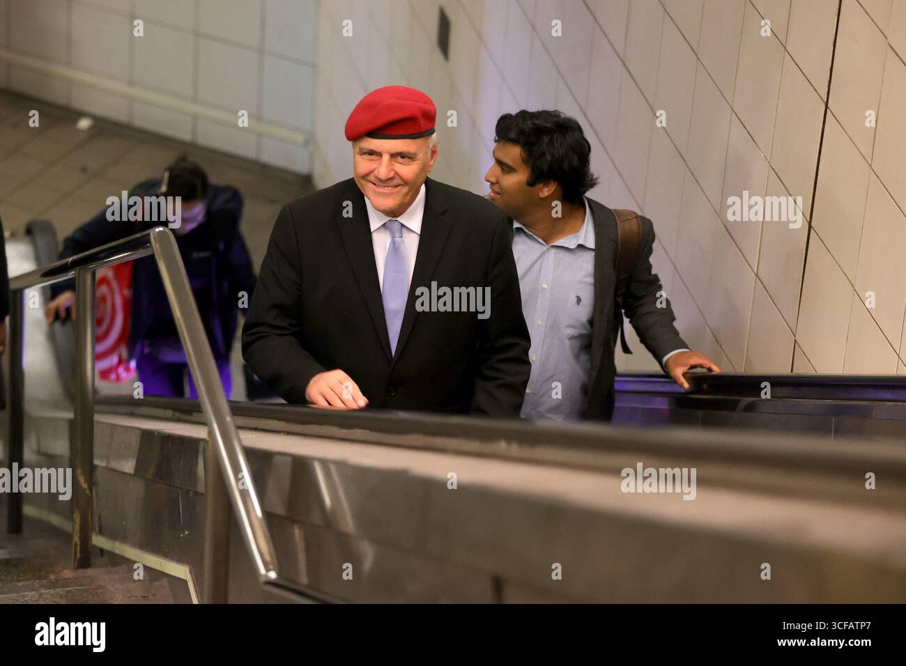 NEW YORK, NEW YORK - 21 agosto 2025: Il candidato sindaco Curtis Sliwa ha fatto una campagna sul treno 6 a Lexington Avenue, parlando con i rider della metropolitana e promuovendo il suo messaggio direttamente ai pendolari. Il fondatore del Guardian Angels continua la sua diffusione di base attraverso il sistema di transito di New York City come parte della sua campagna di sindaco. (Foto: Luiz Rampelotto/EuropaNewswire) Foto Stock