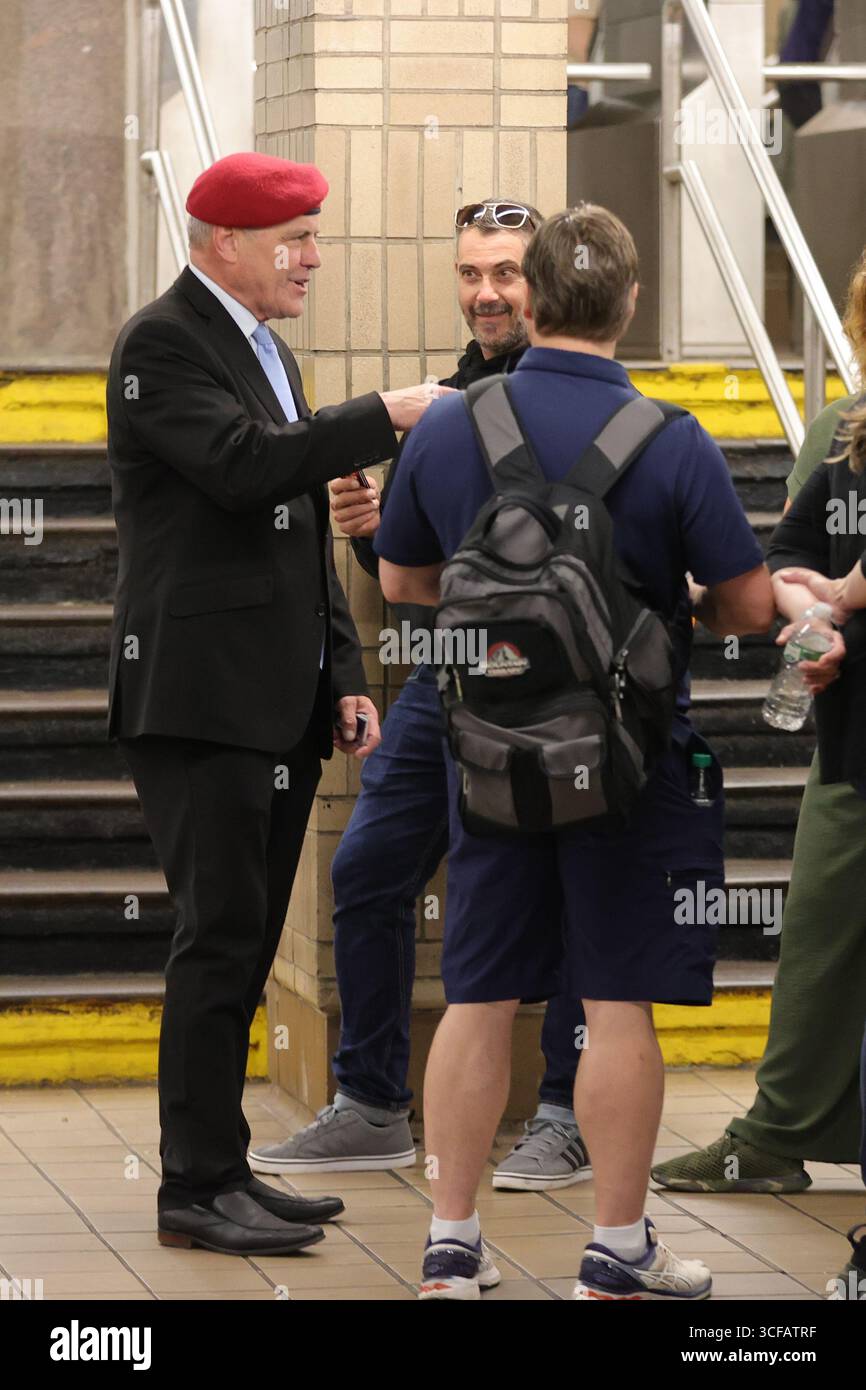 NEW YORK, NEW YORK - 21 agosto 2025: Il candidato sindaco Curtis Sliwa ha fatto una campagna sul treno 6 a Lexington Avenue, parlando con i rider della metropolitana e promuovendo il suo messaggio direttamente ai pendolari. Il fondatore del Guardian Angels continua la sua diffusione di base attraverso il sistema di transito di New York City come parte della sua campagna di sindaco. (Foto: Luiz Rampelotto/EuropaNewswire) Foto Stock