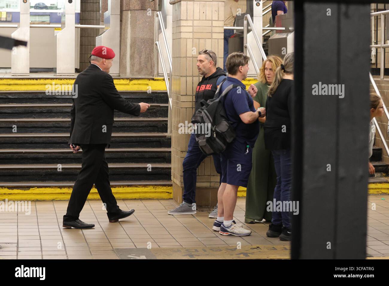 NEW YORK, NEW YORK - 21 agosto 2025: Il candidato sindaco Curtis Sliwa ha fatto una campagna sul treno 6 a Lexington Avenue, parlando con i rider della metropolitana e promuovendo il suo messaggio direttamente ai pendolari. Il fondatore del Guardian Angels continua la sua diffusione di base attraverso il sistema di transito di New York City come parte della sua campagna di sindaco. (Foto: Luiz Rampelotto/EuropaNewswire) Foto Stock