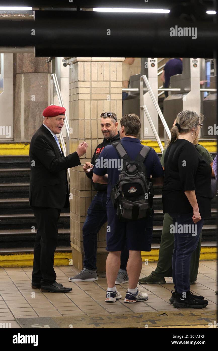 NEW YORK, NEW YORK - 21 agosto 2025: Il candidato sindaco Curtis Sliwa ha fatto una campagna sul treno 6 a Lexington Avenue, parlando con i rider della metropolitana e promuovendo il suo messaggio direttamente ai pendolari. Il fondatore del Guardian Angels continua la sua diffusione di base attraverso il sistema di transito di New York City come parte della sua campagna di sindaco. (Foto: Luiz Rampelotto/EuropaNewswire) Foto Stock