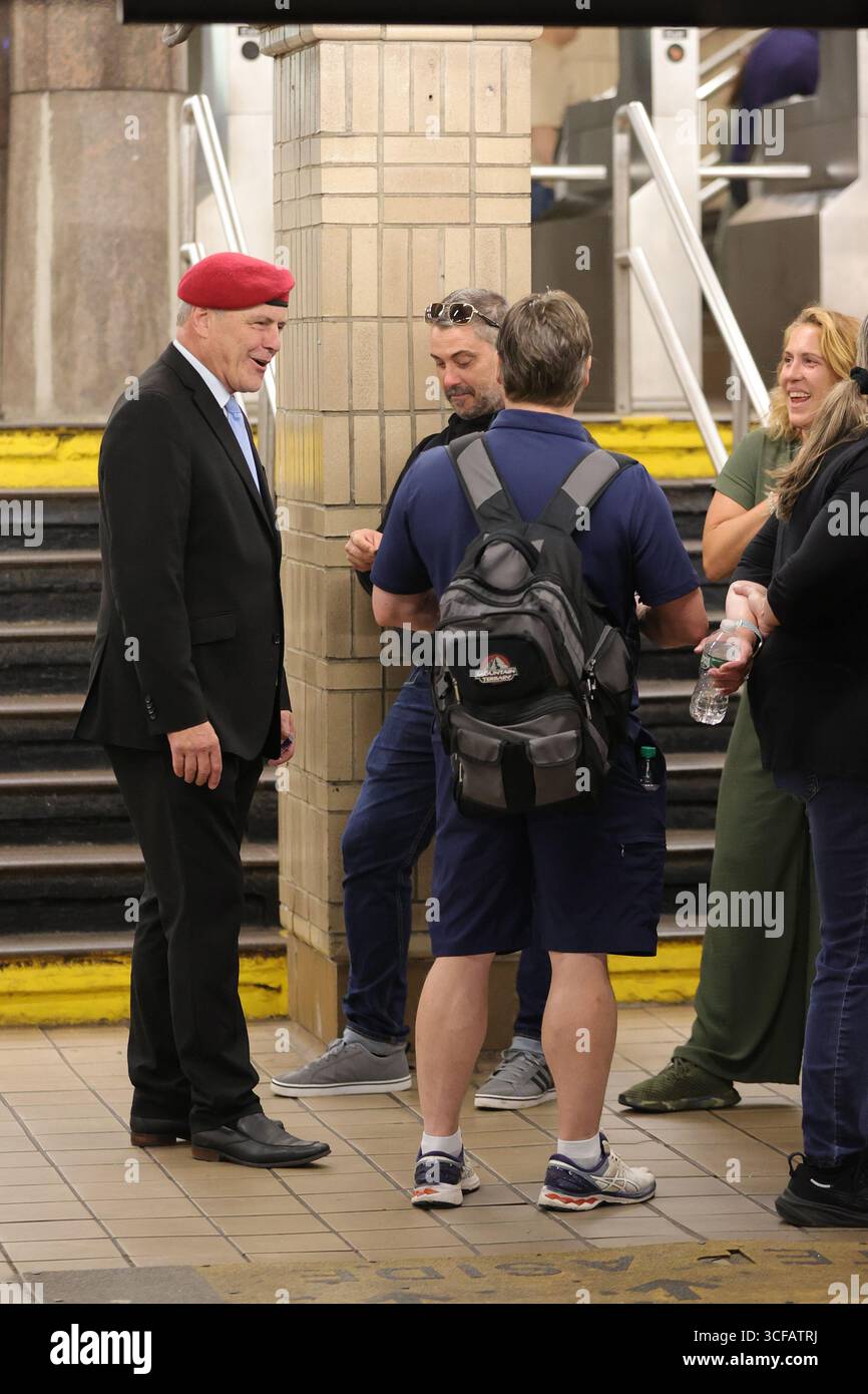 NEW YORK, NEW YORK - 21 agosto 2025: Il candidato sindaco Curtis Sliwa ha fatto una campagna sul treno 6 a Lexington Avenue, parlando con i rider della metropolitana e promuovendo il suo messaggio direttamente ai pendolari. Il fondatore del Guardian Angels continua la sua diffusione di base attraverso il sistema di transito di New York City come parte della sua campagna di sindaco. (Foto: Luiz Rampelotto/EuropaNewswire) Foto Stock