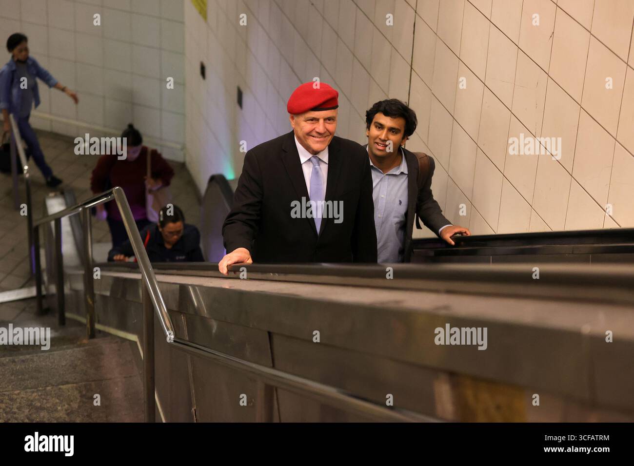 NEW YORK, NEW YORK - 21 agosto 2025: Il candidato sindaco Curtis Sliwa ha fatto una campagna sul treno 6 a Lexington Avenue, parlando con i rider della metropolitana e promuovendo il suo messaggio direttamente ai pendolari. Il fondatore del Guardian Angels continua la sua diffusione di base attraverso il sistema di transito di New York City come parte della sua campagna di sindaco. (Foto: Luiz Rampelotto/EuropaNewswire) Foto Stock