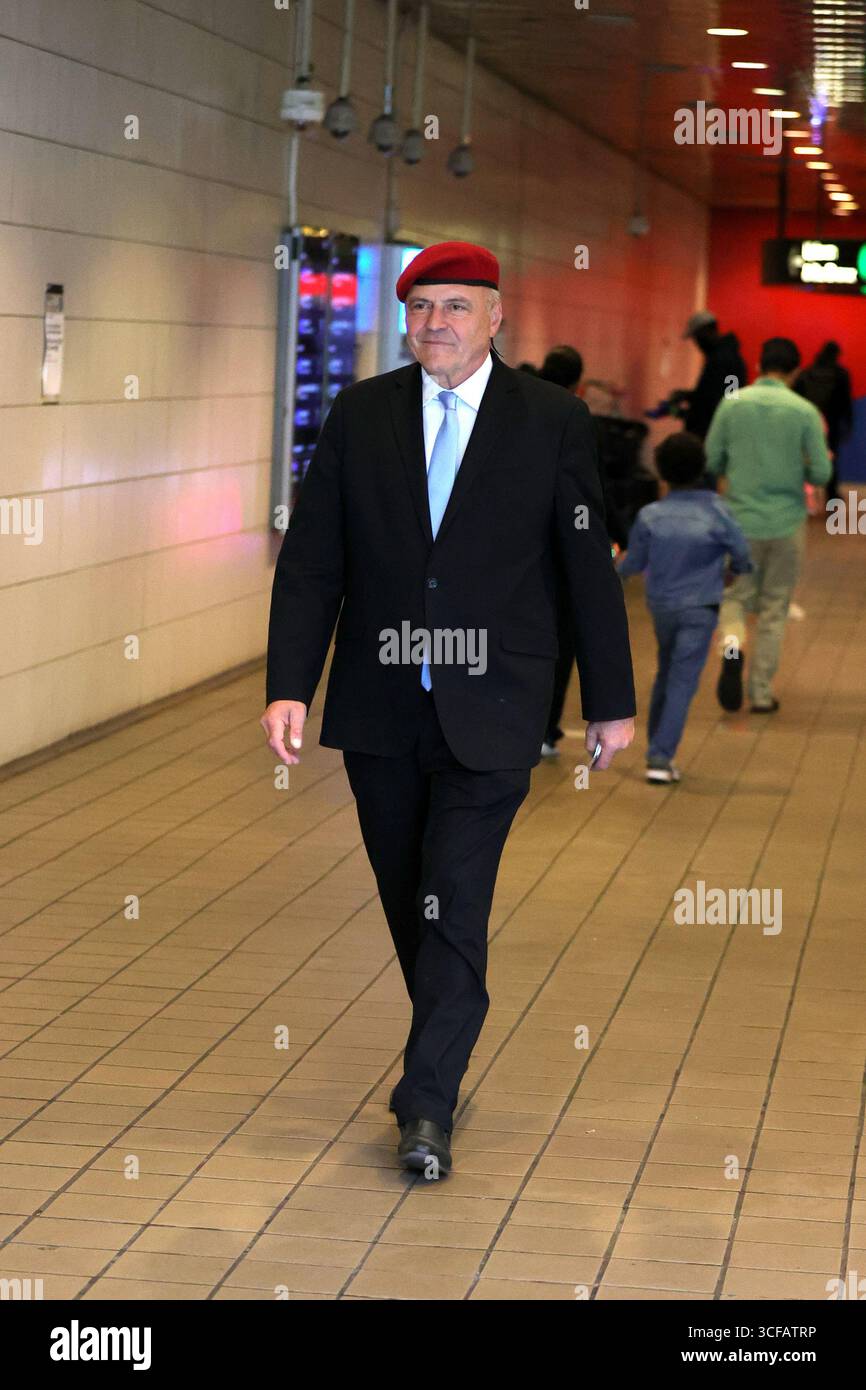 NEW YORK, NEW YORK - 21 agosto 2025: Il candidato sindaco Curtis Sliwa ha fatto una campagna sul treno 6 a Lexington Avenue, parlando con i rider della metropolitana e promuovendo il suo messaggio direttamente ai pendolari. Il fondatore del Guardian Angels continua la sua diffusione di base attraverso il sistema di transito di New York City come parte della sua campagna di sindaco. (Foto: Luiz Rampelotto/EuropaNewswire) Foto Stock