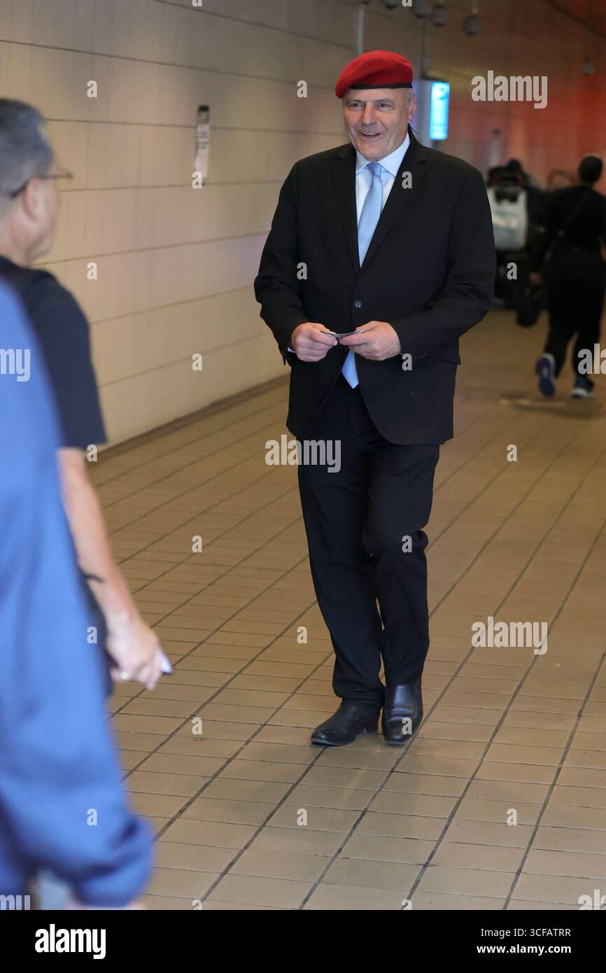 NEW YORK, NEW YORK - 21 agosto 2025: Il candidato sindaco Curtis Sliwa ha fatto una campagna sul treno 6 a Lexington Avenue, parlando con i rider della metropolitana e promuovendo il suo messaggio direttamente ai pendolari. Il fondatore del Guardian Angels continua la sua diffusione di base attraverso il sistema di transito di New York City come parte della sua campagna di sindaco. (Foto: Luiz Rampelotto/EuropaNewswire) Foto Stock