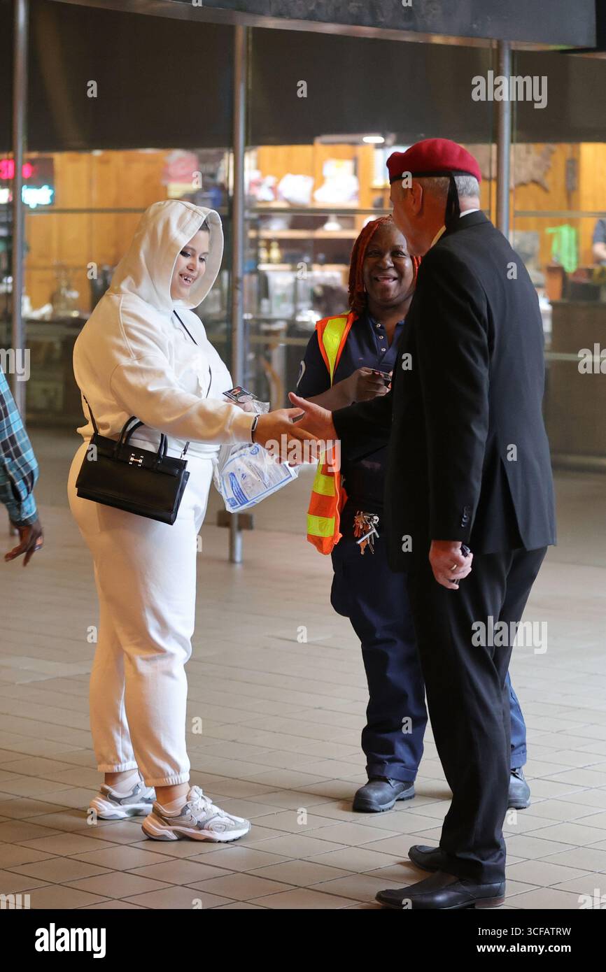 NEW YORK, NEW YORK - 21 agosto 2025: Il candidato sindaco Curtis Sliwa ha fatto una campagna sul treno 6 a Lexington Avenue, parlando con i rider della metropolitana e promuovendo il suo messaggio direttamente ai pendolari. Il fondatore del Guardian Angels continua la sua diffusione di base attraverso il sistema di transito di New York City come parte della sua campagna di sindaco. (Foto: Luiz Rampelotto/EuropaNewswire) Foto Stock