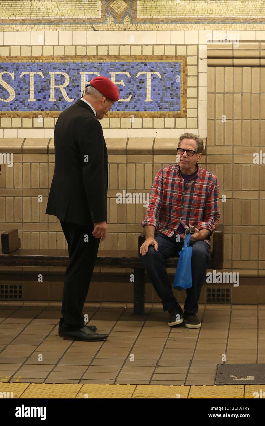 NEW YORK, NEW YORK - 21 agosto 2025: Il candidato sindaco Curtis Sliwa ha fatto una campagna sul treno 6 a Lexington Avenue, parlando con i rider della metropolitana e promuovendo il suo messaggio direttamente ai pendolari. Il fondatore del Guardian Angels continua la sua diffusione di base attraverso il sistema di transito di New York City come parte della sua campagna di sindaco. (Foto: Luiz Rampelotto/EuropaNewswire) Foto Stock