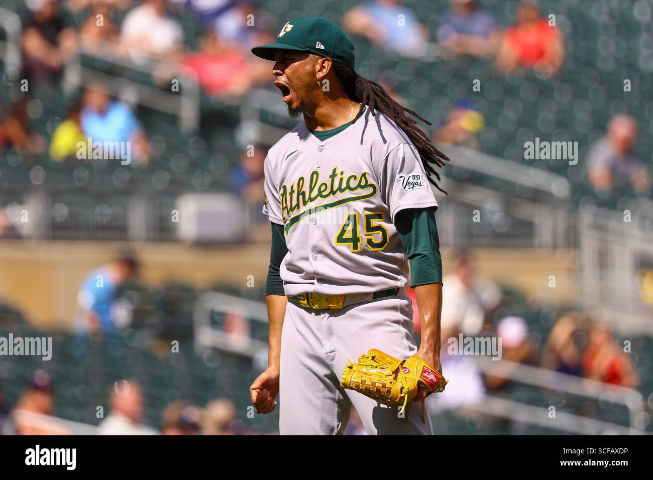 Minneapolis, Minnesota, Stati Uniti. 21 agosto 2025. Il lanciatore di atletica OSVALDO BIDO urla per festeggiare la fine della partita. I Minnesota Twins e gli Athletics si affrontarono al Target Field il 21 agosto. Gli Athletics vinsero 8-3. (Credit Image: © Michael Turner/ZUMA Press Wire) SOLO PER USO EDITORIALE! Non per USO commerciale! Foto Stock