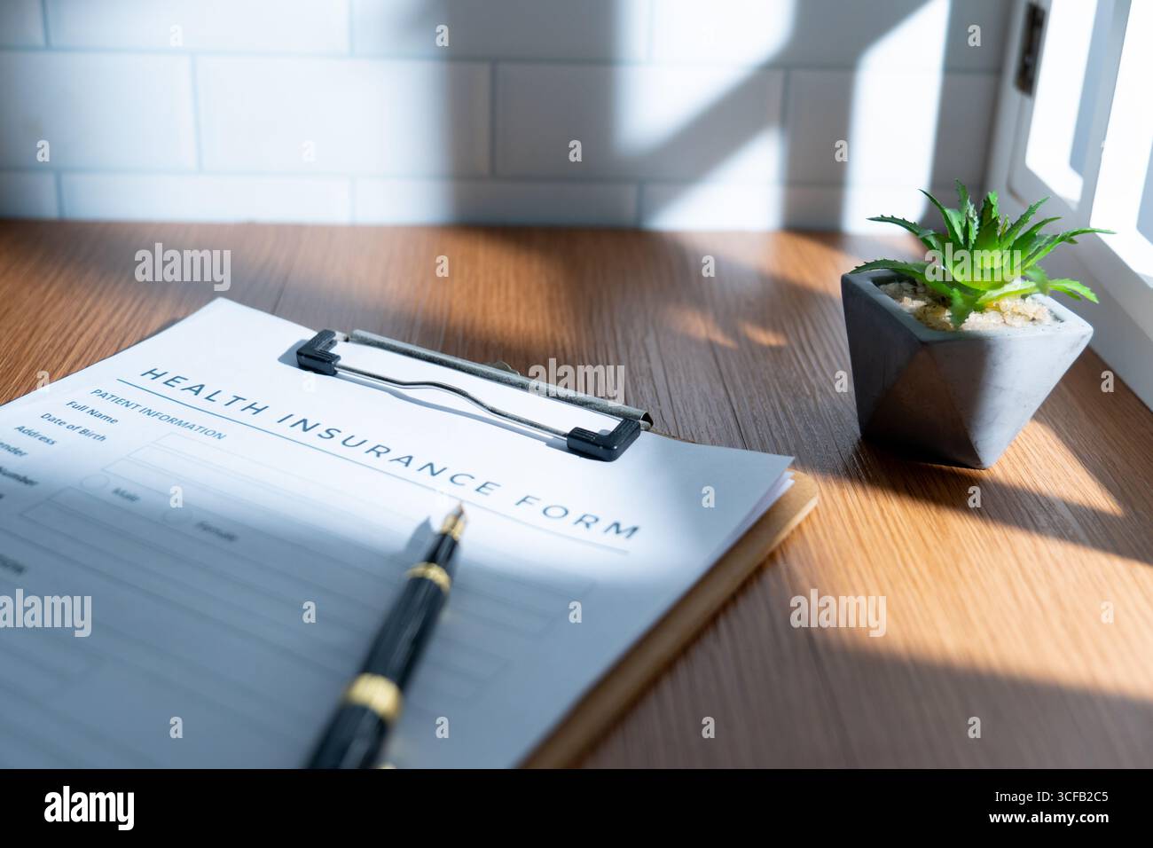 Un'immagine ravvicinata del modulo di assicurazione sanitaria su una clipboard. Concetto medico e assicurativo. Foto Stock