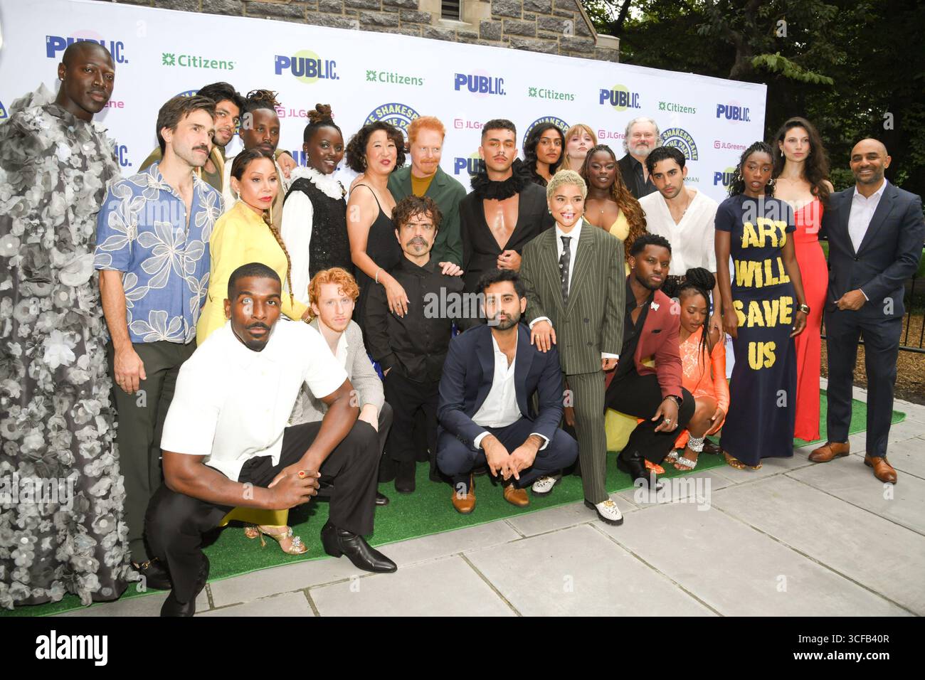 New York, Stati Uniti. 21 agosto 2025. Moses Sumney, Khris Davis, Joe Tapper, Ariyan Kassam, Daphne Rubin-Vega, Junior Nyong'o, Valentino Musumeci, Lupita Nyong'o, Sandra Oh, Peter Dinklage, Kapil Talwalkar, Jesse Tyler Ferguson, Adrian Villegas, B, Jasmine Sharma, Julian Tushabe, Ada Westfall, Jaina Rose Jallow, Dario Alvarez, Precious Omigie, John Ellison Conlee, Chinna Palmer, mia Wurgaft e Saheem Ali assistono alla serata di apertura "dodicesima notte: Shakespeare gratuito nel parco" al Delacorte Theater di New York, New York, 21 agosto 2025. (Foto di Efren Landaos/Sipa USA) credito: SIPA USA/Alamy Live News Foto Stock