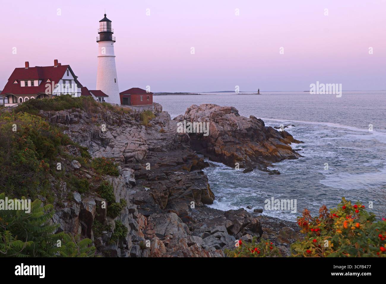 Portland Head Light al tramonto circondato da onde e scogliere spettacolari, Maine, Stati Uniti Foto Stock
