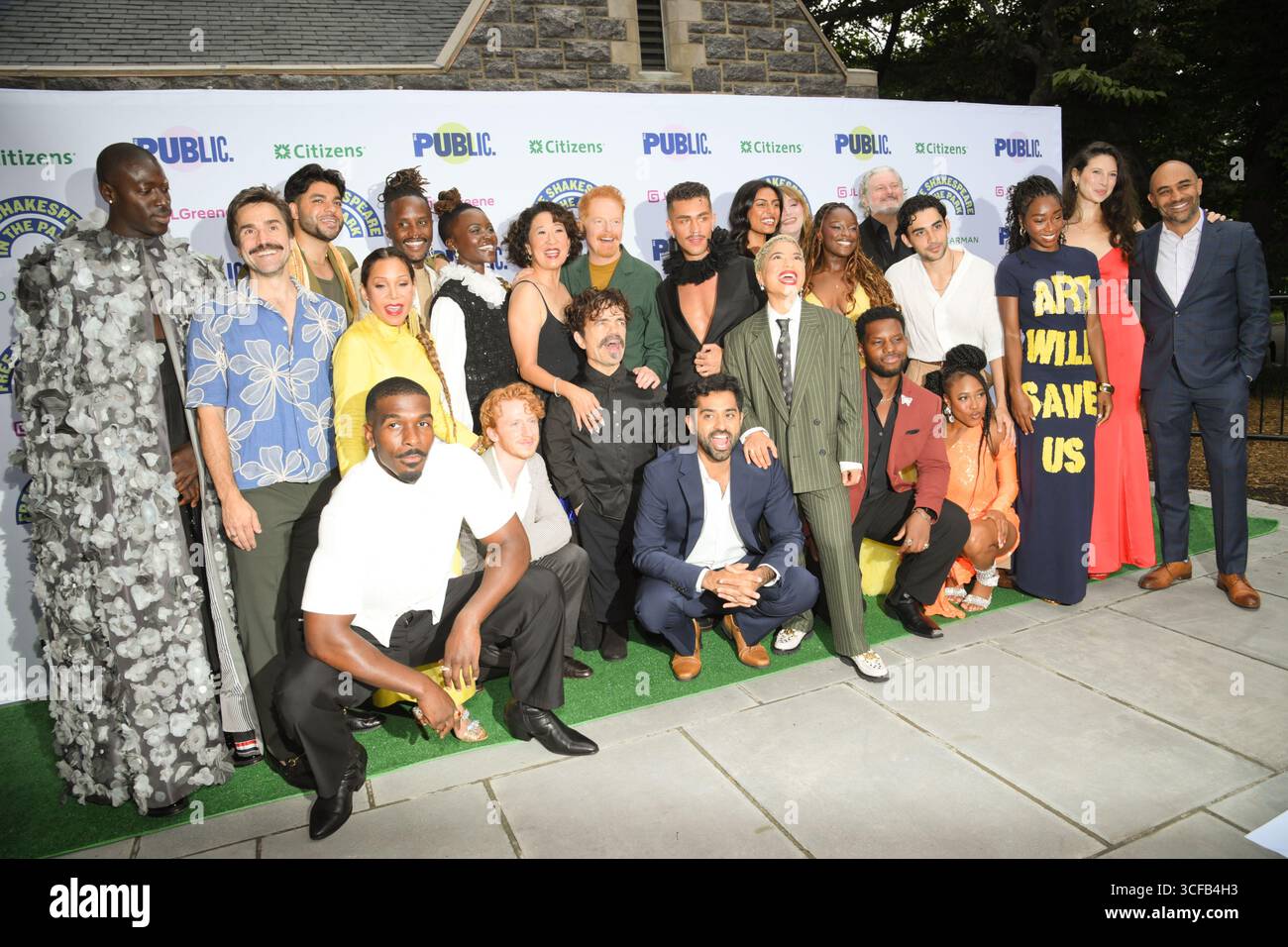 New York, Stati Uniti. 21 agosto 2025. Moses Sumney, Khris Davis, Joe Tapper, Ariyan Kassam, Daphne Rubin-Vega, Junior Nyong'o, Valentino Musumeci, Lupita Nyong'o, Sandra Oh, Peter Dinklage, Kapil Talwalkar, Jesse Tyler Ferguson, Adrian Villegas, B, Jasmine Sharma, Julian Tushabe, Ada Westfall, Jaina Rose Jallow, Dario Alvarez, Precious Omigie, John Ellison Conlee, Chinna Palmer, mia Wurgaft e Saheem Ali assistono alla serata di apertura "dodicesima notte: Shakespeare gratuito nel parco" al Delacorte Theater di New York, New York, 21 agosto 2025. (Foto di Efren Landaos/Sipa USA) credito: SIPA USA/Alamy Live News Foto Stock