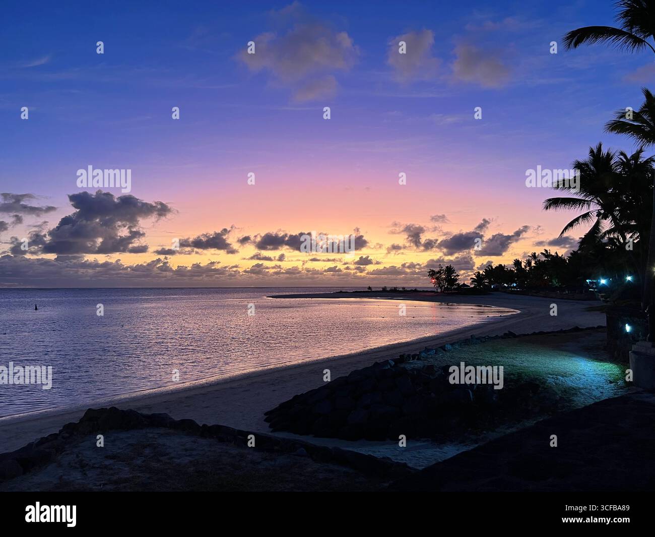 Spettacolare alba su una spiaggia di Mauritius, paesaggio panoramico del cielo, vibrante luce mattutina, viaggio, paradiso, natura, sfondo fotografico sul mare - Immagine stock catturata con smartphone
