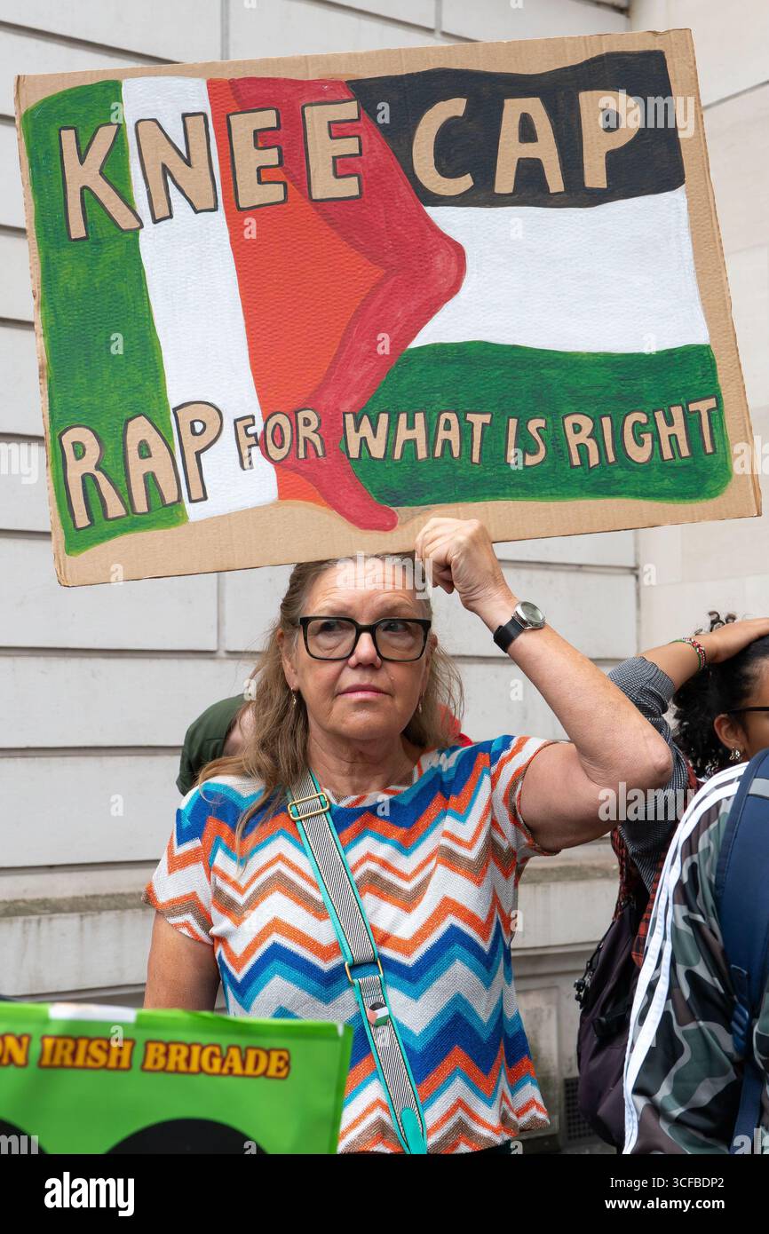 REGNO Unito, Londra: 20/08/2025 tifosi e sostenitori si riuniscono fuori Westminster Magistrates Court a sostegno di Mo Chara della band Kneecap. Il rapper Kneecap, il vero nome Liam Óg Ó hAnnaidh, è accusato di aver esposto una bandiera a sostegno della proscritta organizzazione terroristica Hezbollah durante un concerto all'O2 Forum di Kentish Town, a nord di Londra, lo scorso novembre. Foto Stock