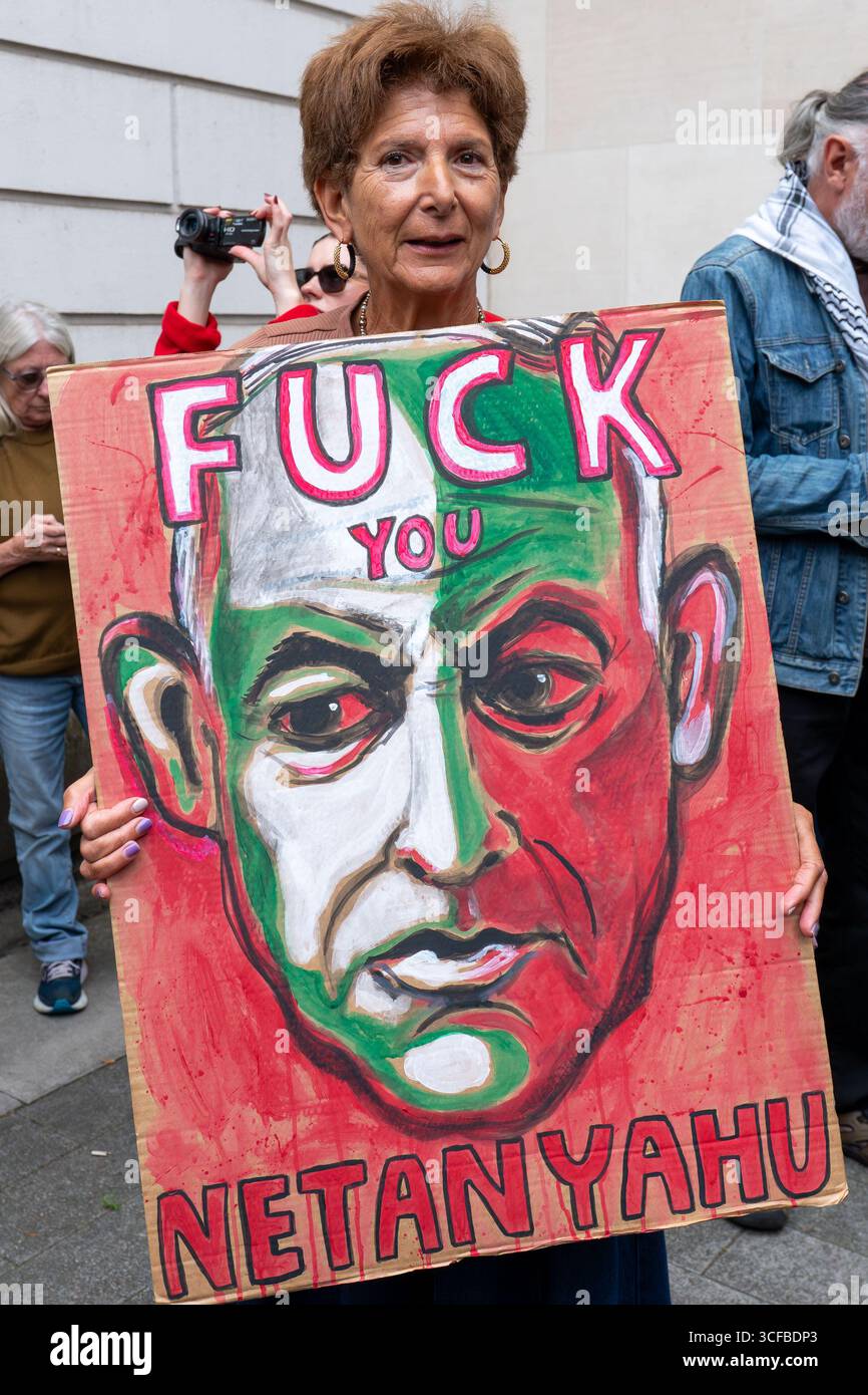 REGNO Unito, Londra: 20/08/2025 tifosi e sostenitori si riuniscono fuori Westminster Magistrates Court a sostegno di Mo Chara della band Kneecap. Il rapper Kneecap, il vero nome Liam Óg Ó hAnnaidh, è accusato di aver esposto una bandiera a sostegno della proscritta organizzazione terroristica Hezbollah durante un concerto all'O2 Forum di Kentish Town, a nord di Londra, lo scorso novembre. Foto Stock