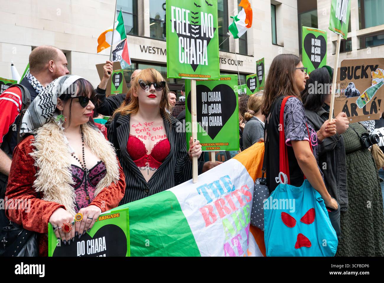 REGNO Unito, Londra: 20/08/2025 tifosi e sostenitori si riuniscono fuori Westminster Magistrates Court a sostegno di Mo Chara della band Kneecap. Il rapper Kneecap, il vero nome Liam Óg Ó hAnnaidh, è accusato di aver esposto una bandiera a sostegno della proscritta organizzazione terroristica Hezbollah durante un concerto all'O2 Forum di Kentish Town, a nord di Londra, lo scorso novembre. Foto Stock