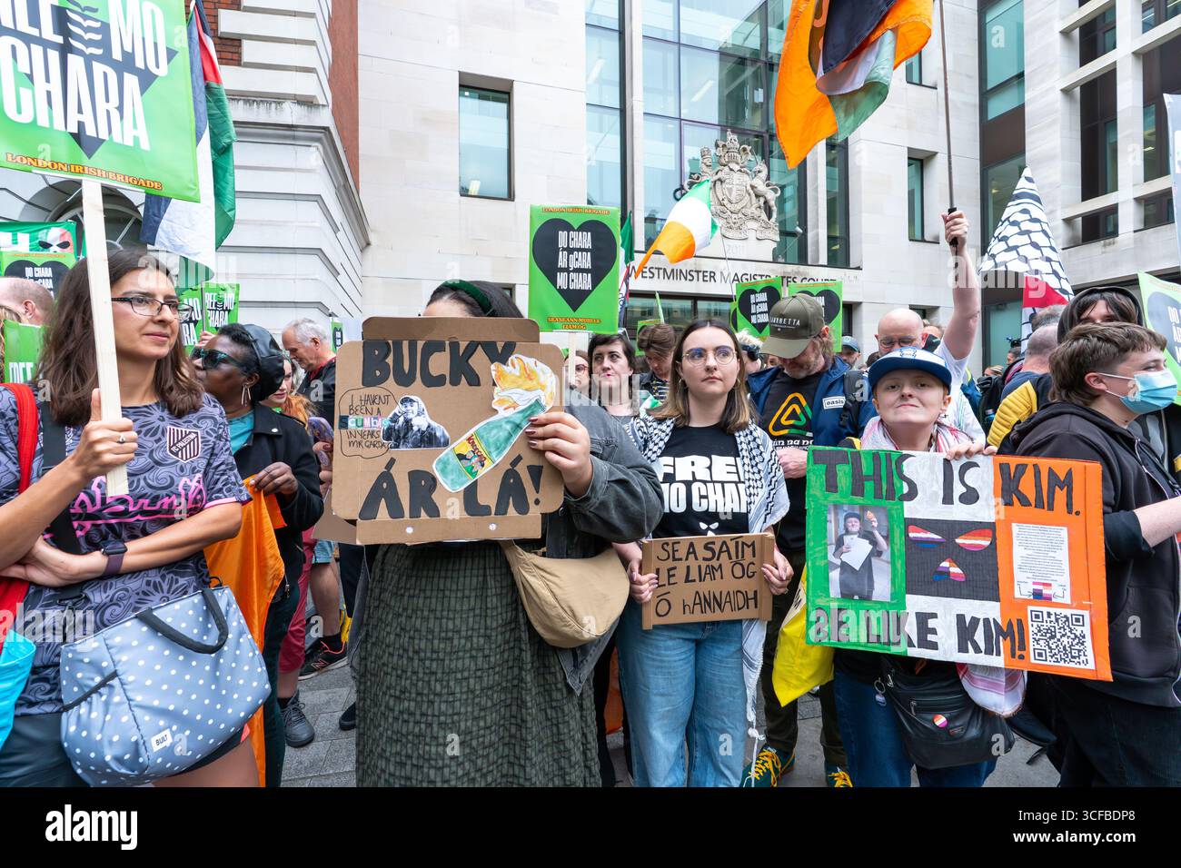 REGNO Unito, Londra: 20/08/2025 tifosi e sostenitori si riuniscono fuori Westminster Magistrates Court a sostegno di Mo Chara della band Kneecap. Il rapper Kneecap, il vero nome Liam Óg Ó hAnnaidh, è accusato di aver esposto una bandiera a sostegno della proscritta organizzazione terroristica Hezbollah durante un concerto all'O2 Forum di Kentish Town, a nord di Londra, lo scorso novembre. Foto Stock