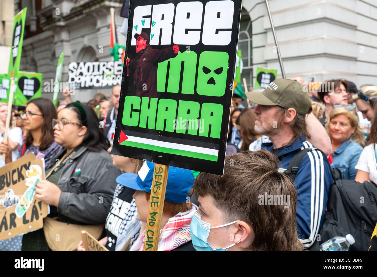 REGNO Unito, Londra: 20/08/2025 tifosi e sostenitori si riuniscono fuori Westminster Magistrates Court a sostegno di Mo Chara della band Kneecap. Il rapper Kneecap, il vero nome Liam Óg Ó hAnnaidh, è accusato di aver esposto una bandiera a sostegno della proscritta organizzazione terroristica Hezbollah durante un concerto all'O2 Forum di Kentish Town, a nord di Londra, lo scorso novembre. Foto Stock