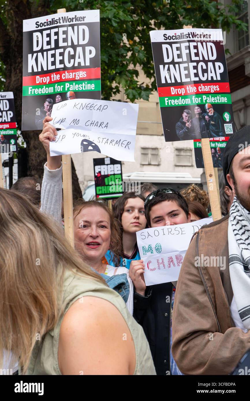 REGNO Unito, Londra: 20/08/2025 tifosi e sostenitori si riuniscono fuori Westminster Magistrates Court a sostegno di Mo Chara della band Kneecap. Il rapper Kneecap, il vero nome Liam Óg Ó hAnnaidh, è accusato di aver esposto una bandiera a sostegno della proscritta organizzazione terroristica Hezbollah durante un concerto all'O2 Forum di Kentish Town, a nord di Londra, lo scorso novembre. Foto Stock