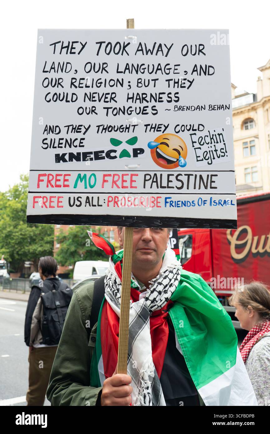 REGNO Unito, Londra: 20/08/2025 tifosi e sostenitori si riuniscono fuori Westminster Magistrates Court a sostegno di Mo Chara della band Kneecap. Il rapper Kneecap, il vero nome Liam Óg Ó hAnnaidh, è accusato di aver esposto una bandiera a sostegno della proscritta organizzazione terroristica Hezbollah durante un concerto all'O2 Forum di Kentish Town, a nord di Londra, lo scorso novembre. Foto Stock