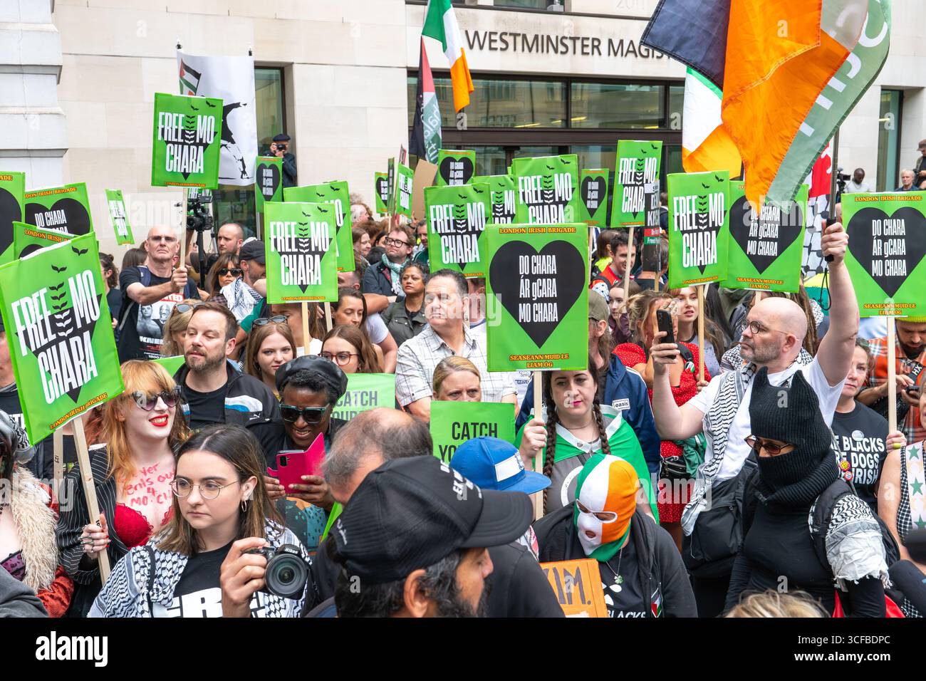 REGNO Unito, Londra: 20/08/2025 tifosi e sostenitori si riuniscono fuori Westminster Magistrates Court a sostegno di Mo Chara della band Kneecap. Il rapper Kneecap, il vero nome Liam Óg Ó hAnnaidh, è accusato di aver esposto una bandiera a sostegno della proscritta organizzazione terroristica Hezbollah durante un concerto all'O2 Forum di Kentish Town, a nord di Londra, lo scorso novembre. Foto Stock