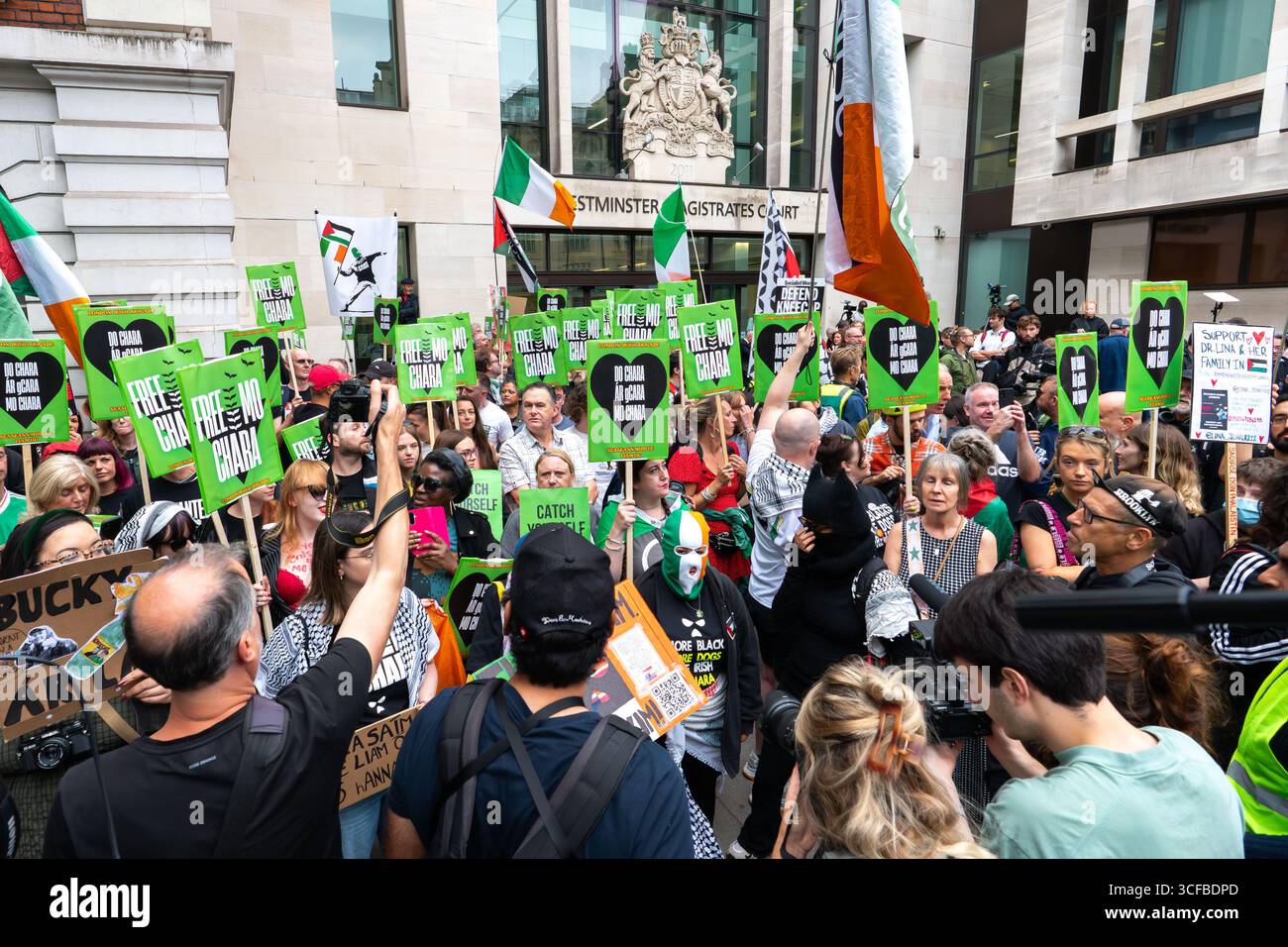REGNO Unito, Londra: 20/08/2025 tifosi e sostenitori si riuniscono fuori Westminster Magistrates Court a sostegno di Mo Chara della band Kneecap. Il rapper Kneecap, il vero nome Liam Óg Ó hAnnaidh, è accusato di aver esposto una bandiera a sostegno della proscritta organizzazione terroristica Hezbollah durante un concerto all'O2 Forum di Kentish Town, a nord di Londra, lo scorso novembre. Foto Stock